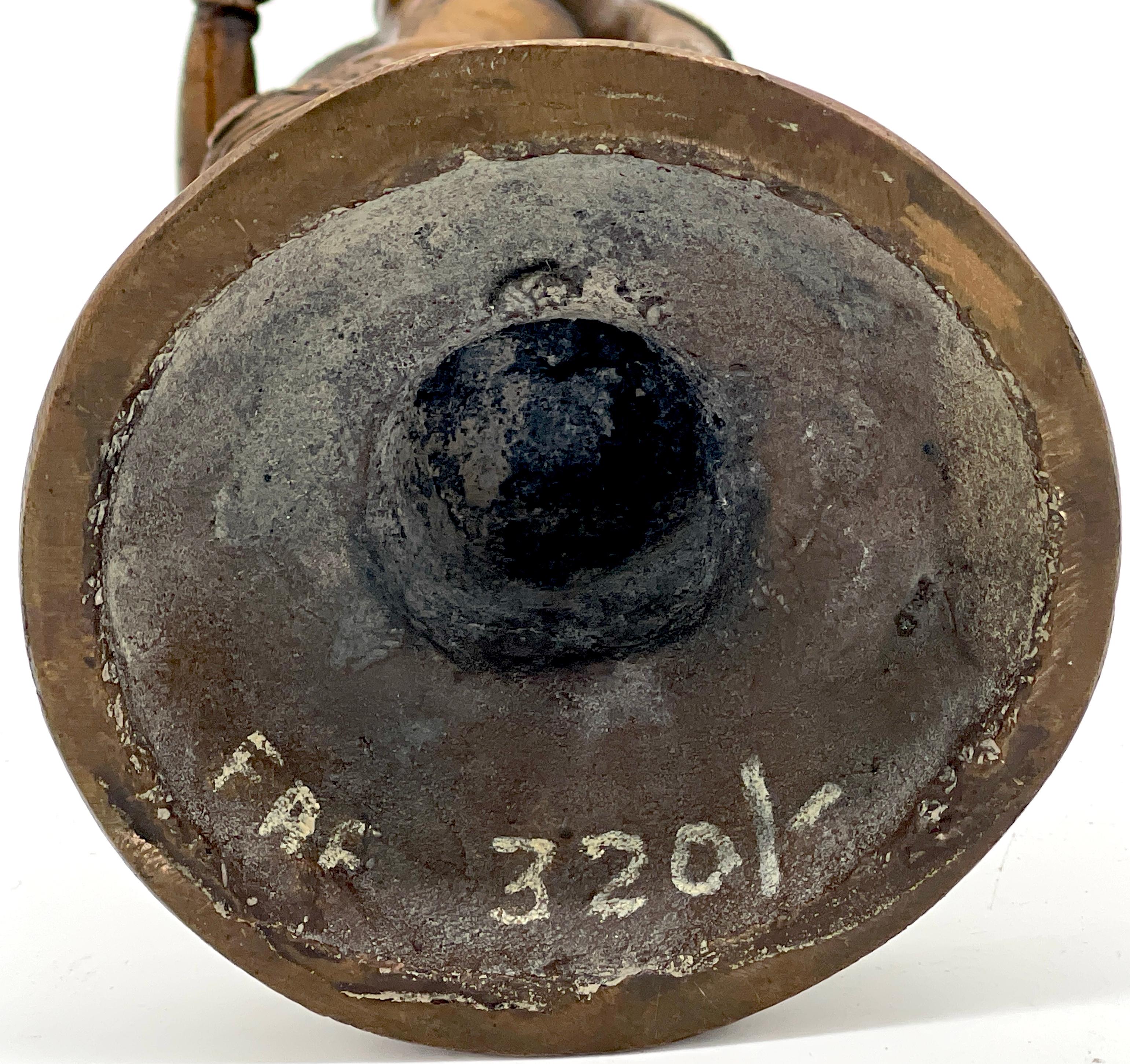 Antike südindische Bronzeskulptur einer Göttin im Chola-Stil, auf Lotussockel im Angebot 8