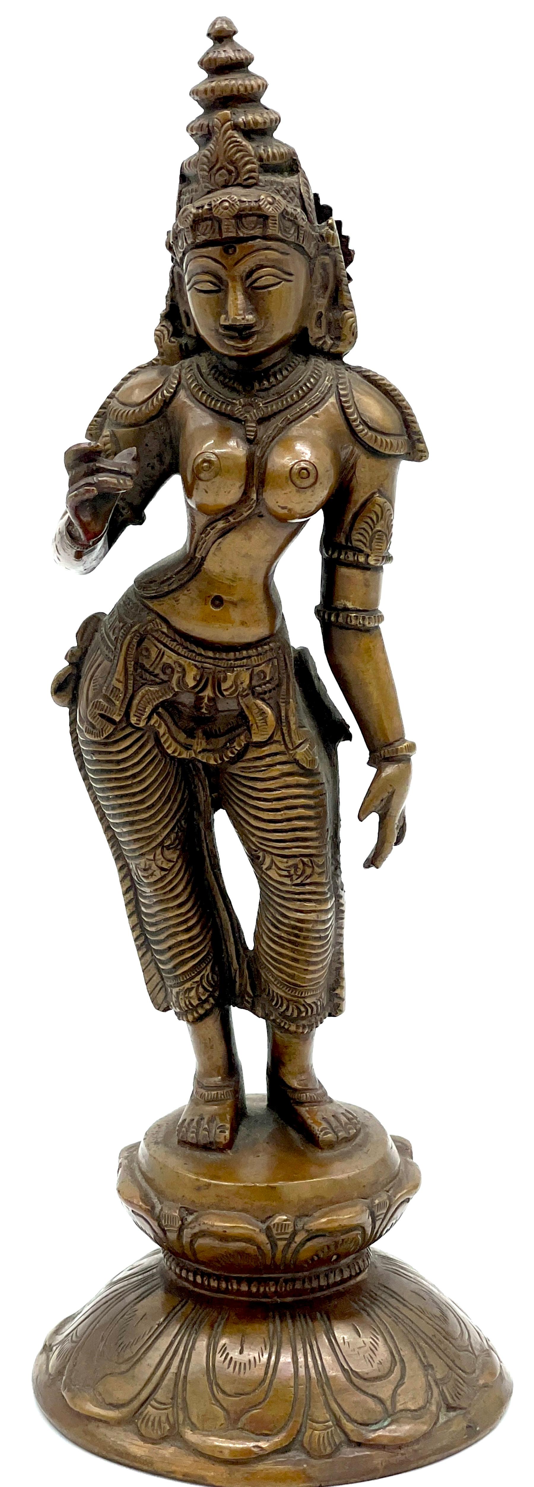 Antike südindische Bronze-Skulptur einer Göttin im Chola-Stil auf Lotus-Sockel 

Exquisite Bronzeskulptur, die eine südindische Göttin im eleganten Chola-Stil darstellt, mit komplizierten Details, anmutiger Körperhaltung und einem Lotussockel -