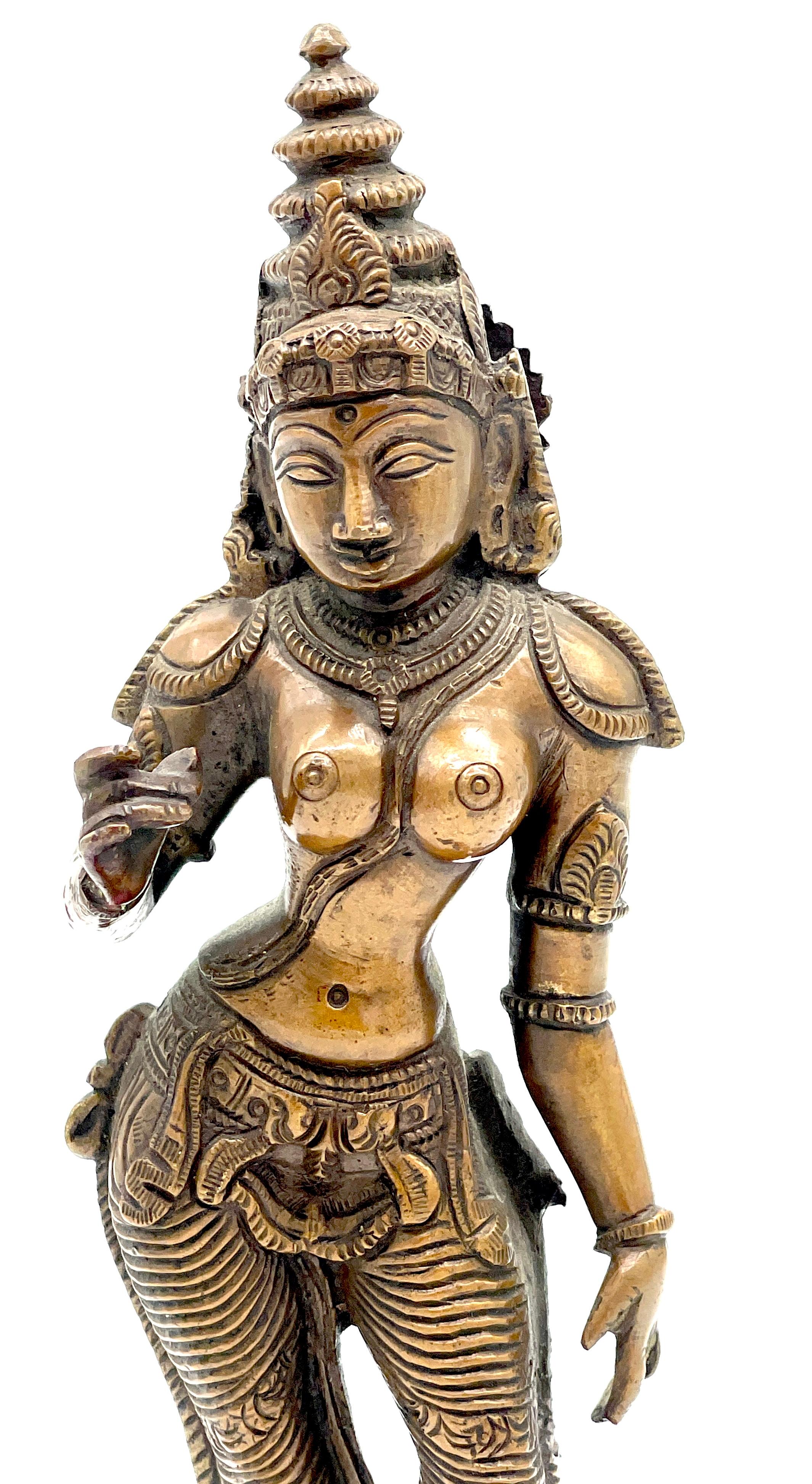 Antike südindische Bronzeskulptur einer Göttin im Chola-Stil, auf Lotussockel (Indisch) im Angebot