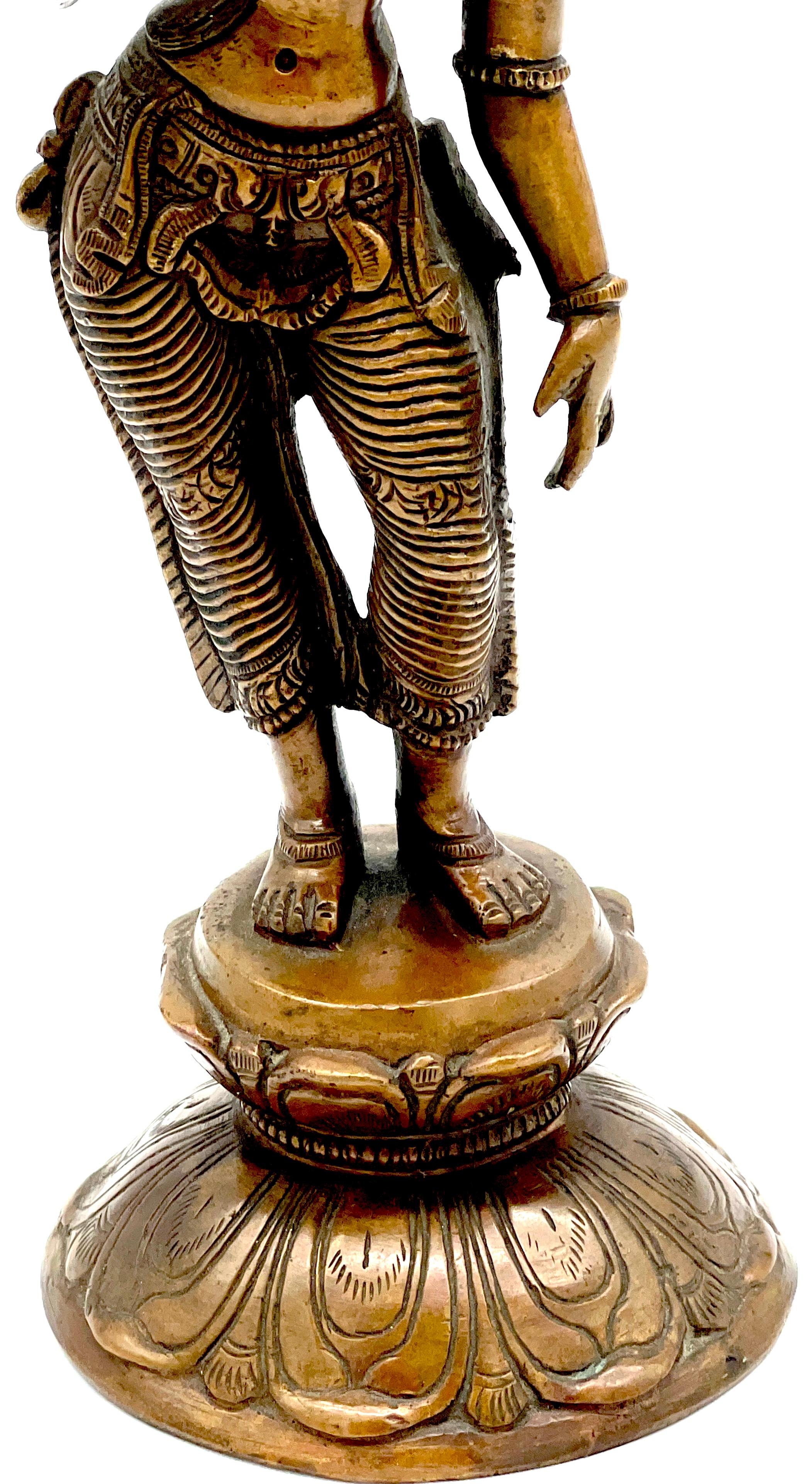 Antike südindische Bronzeskulptur einer Göttin im Chola-Stil, auf Lotussockel (Gegossen) im Angebot