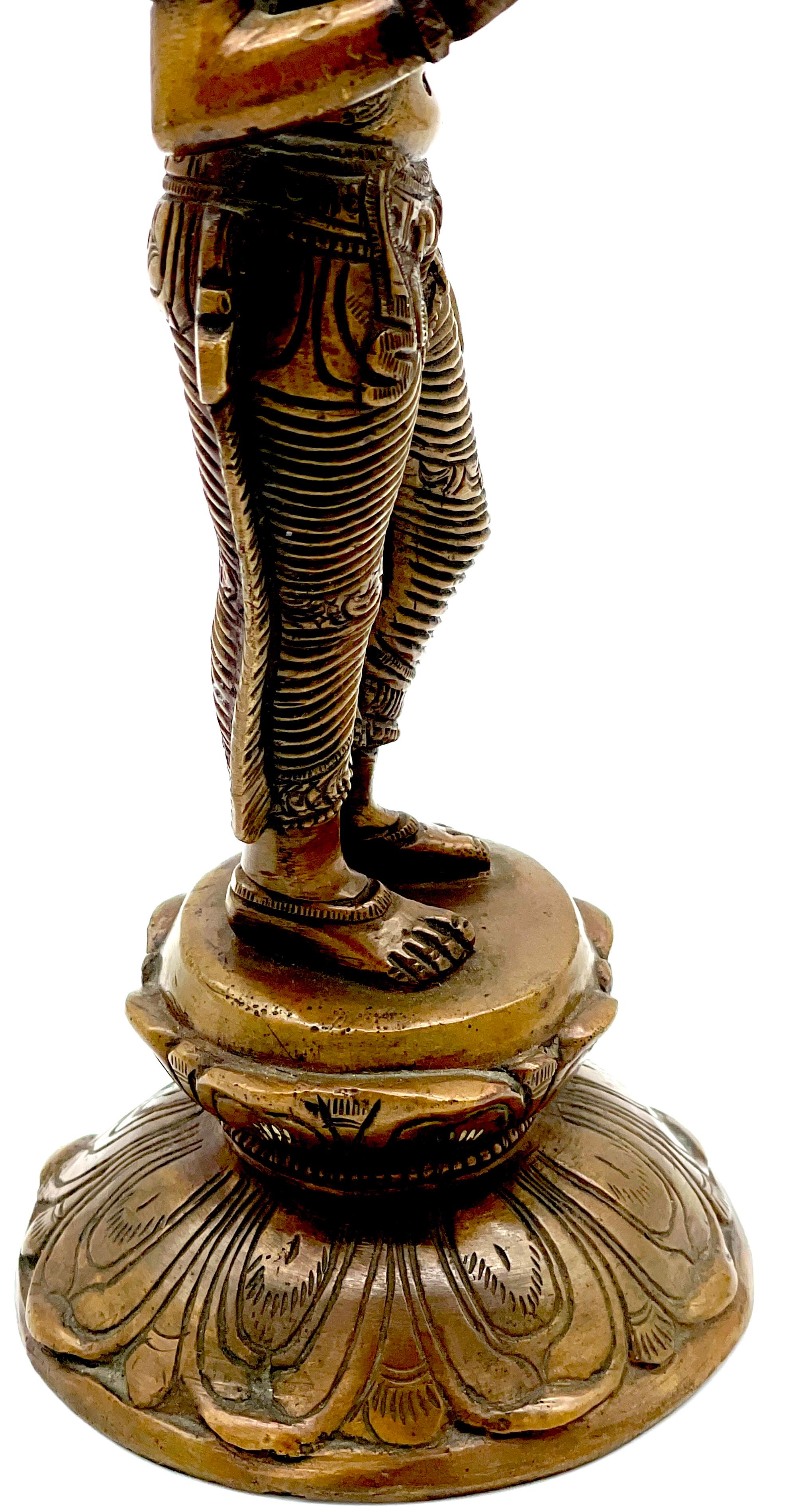 Antike südindische Bronzeskulptur einer Göttin im Chola-Stil, auf Lotussockel im Angebot 1