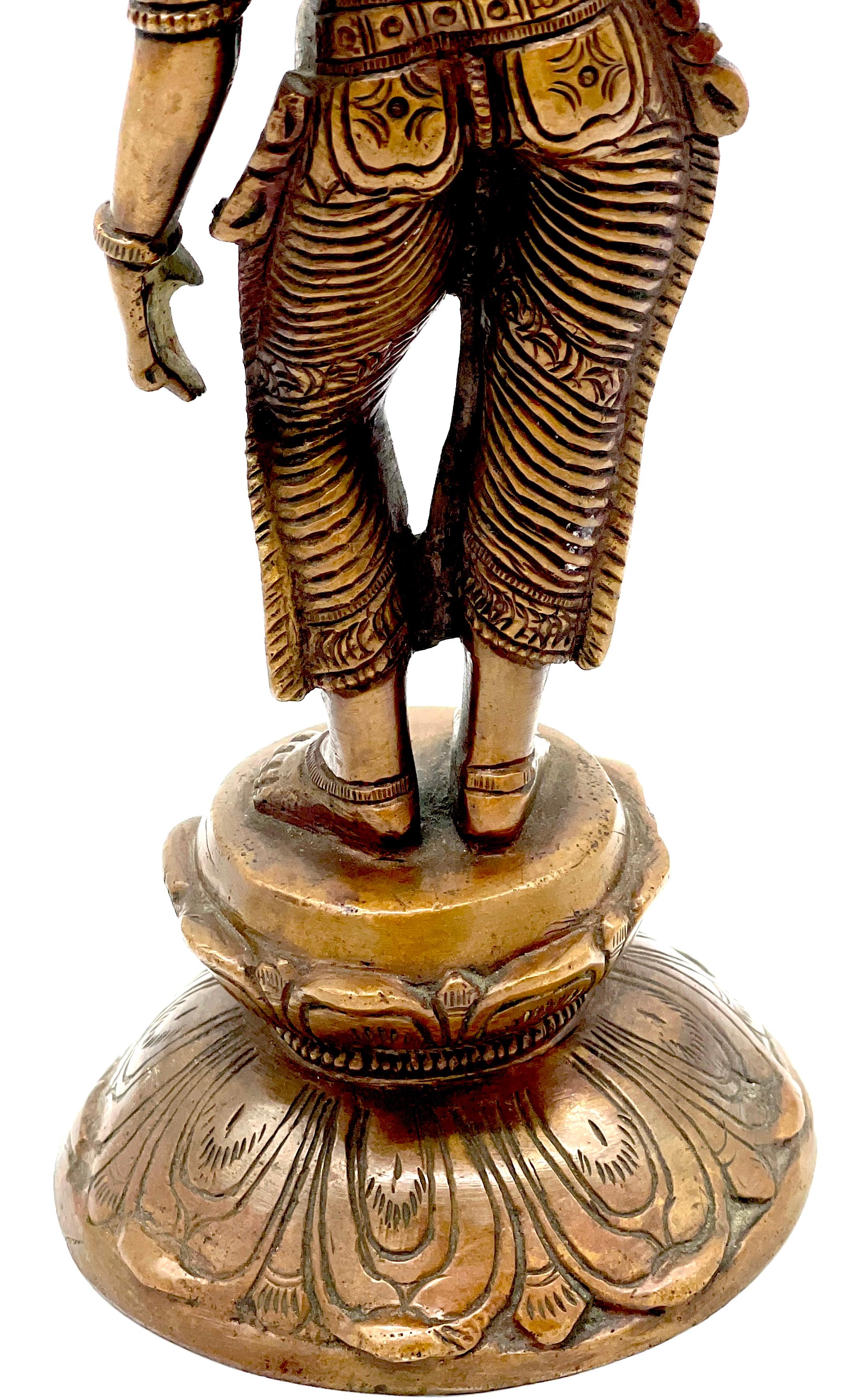 Antike südindische Bronzeskulptur einer Göttin im Chola-Stil, auf Lotussockel im Angebot 3