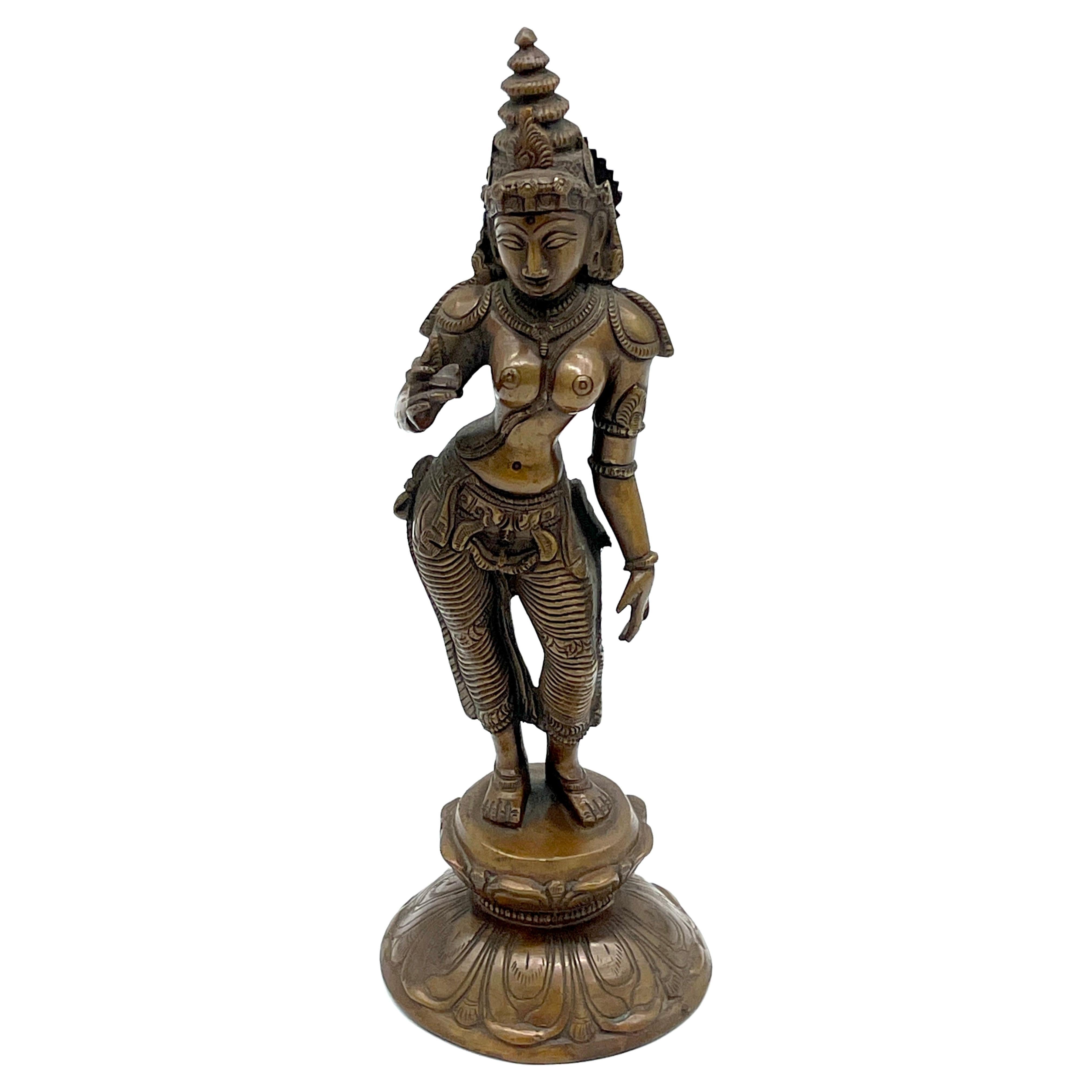 Escultura antigua de bronce de diosa de estilo Chola del sur de la India, sobre base de loto