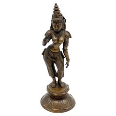 Escultura antigua de bronce de diosa de estilo Chola del sur de la India, sobre base de loto
