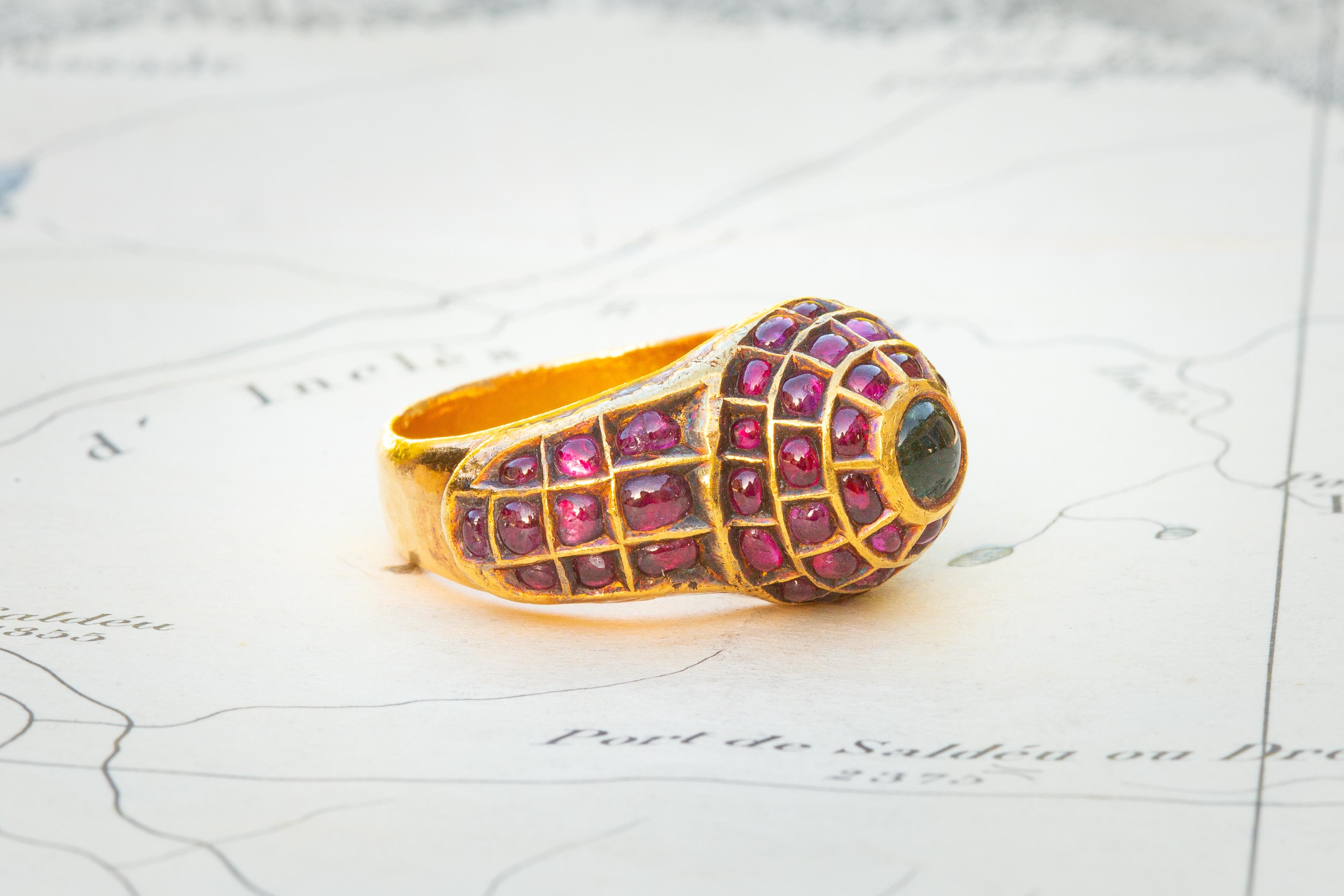 Anglo-Indian Antique South Indian Heavy 22K Gold Emerald and Ruby Statement Ring Mughal