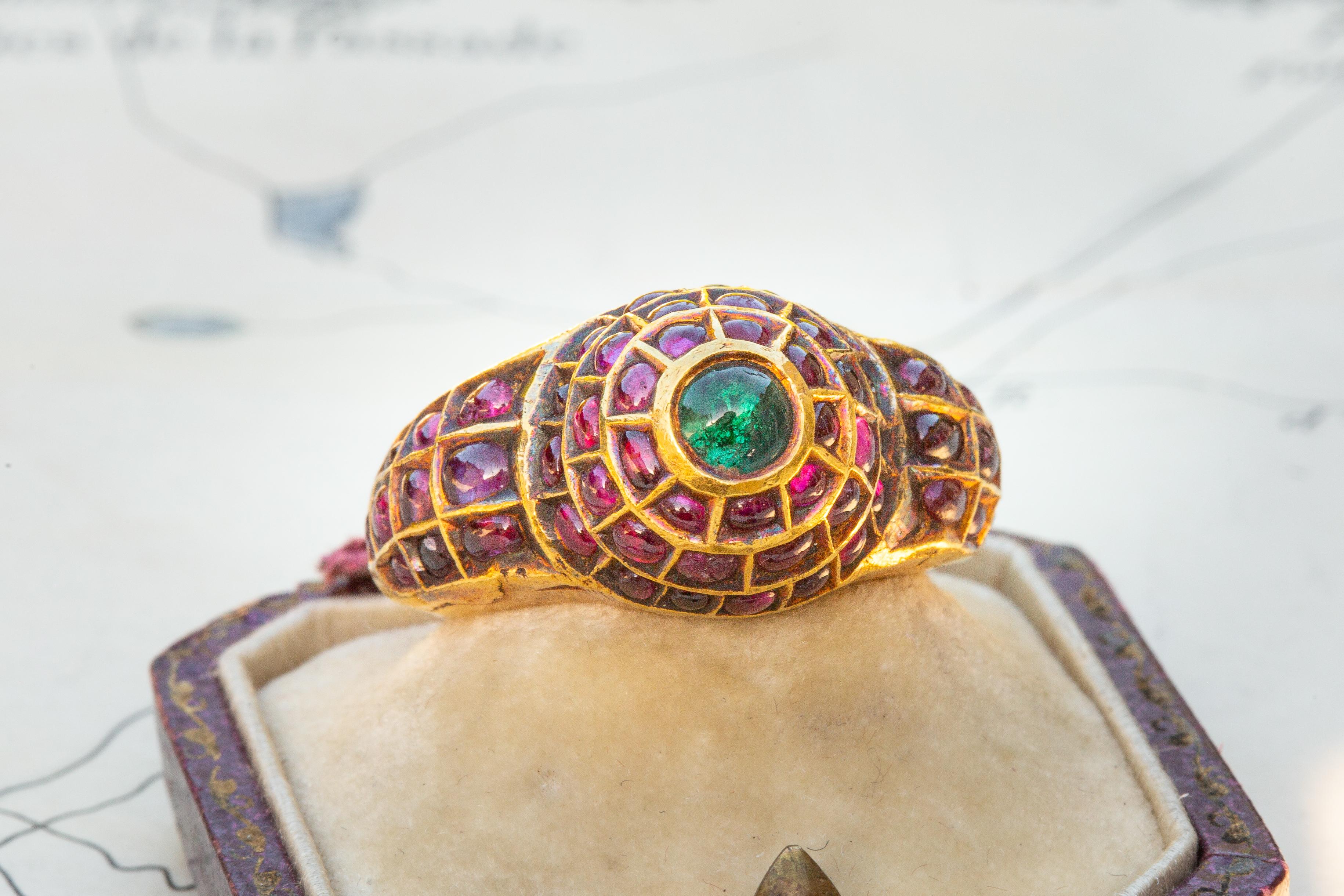 Antique South Indian Heavy 22K Gold Emerald and Ruby Statement Ring Mughal In Good Condition In London, GB