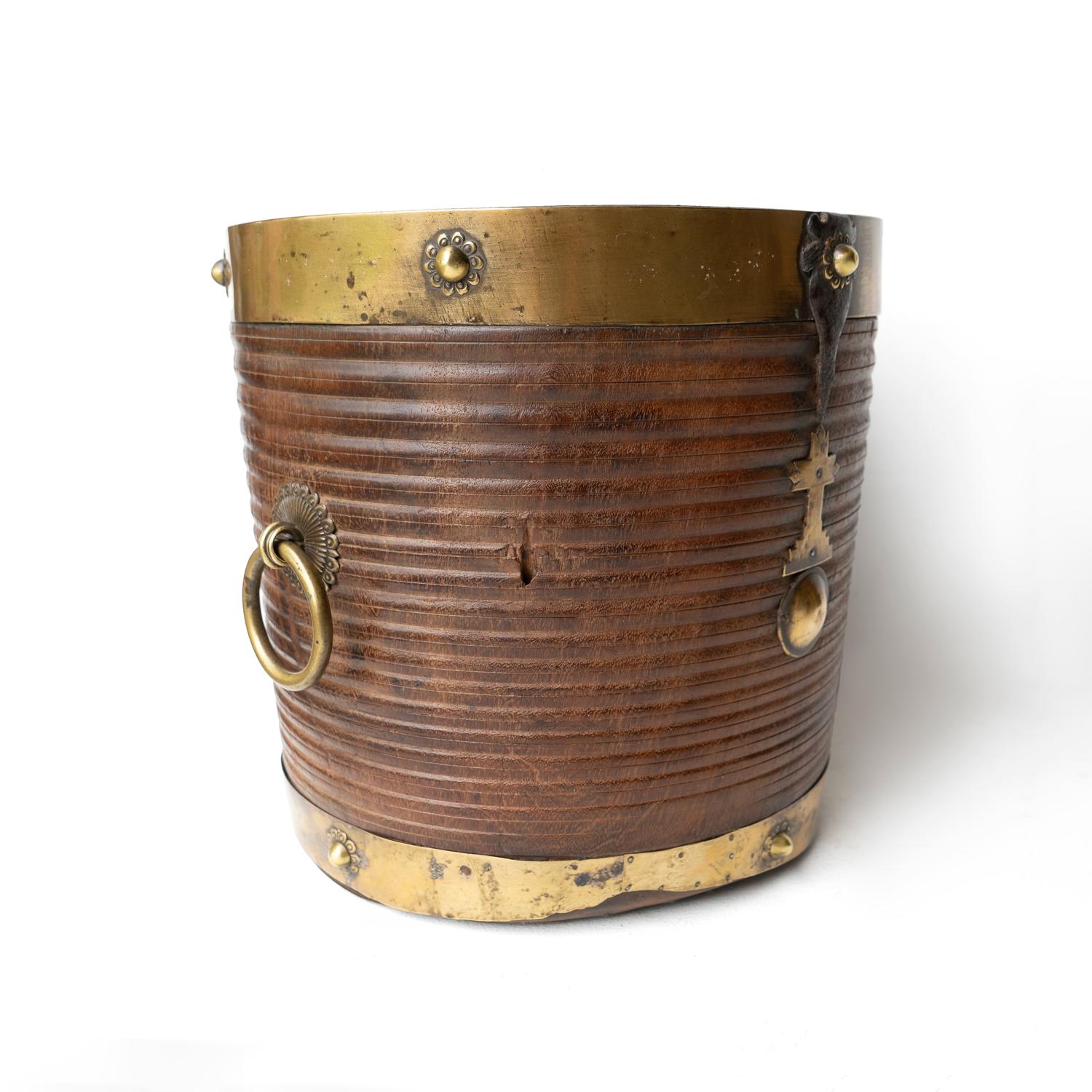 Antiker südindischer Reiskübelbehälter aus Teakholz und Messing, 19. Jahrhundert (Handgeschnitzt) im Angebot