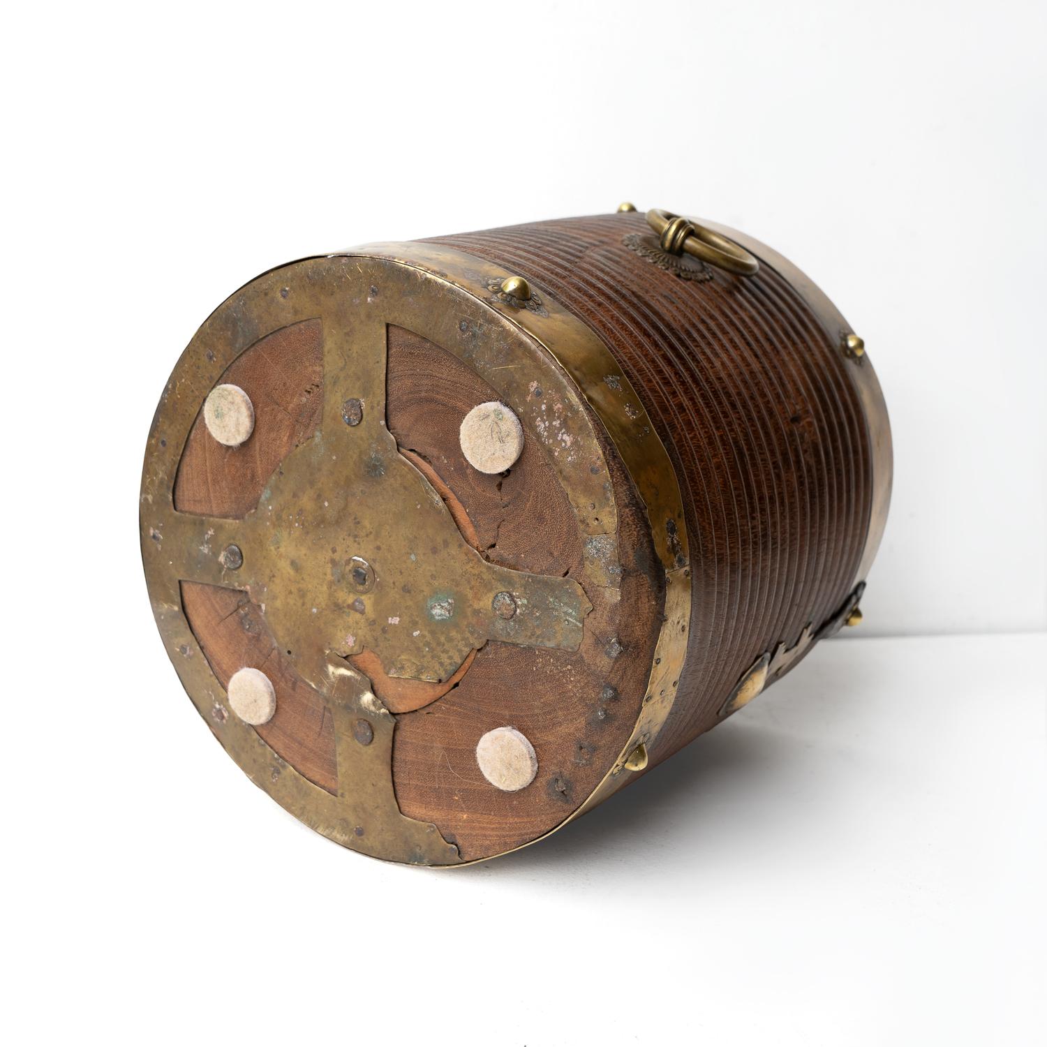 Antiker südindischer Reiskübelbehälter aus Teakholz und Messing, 19. Jahrhundert im Angebot 4