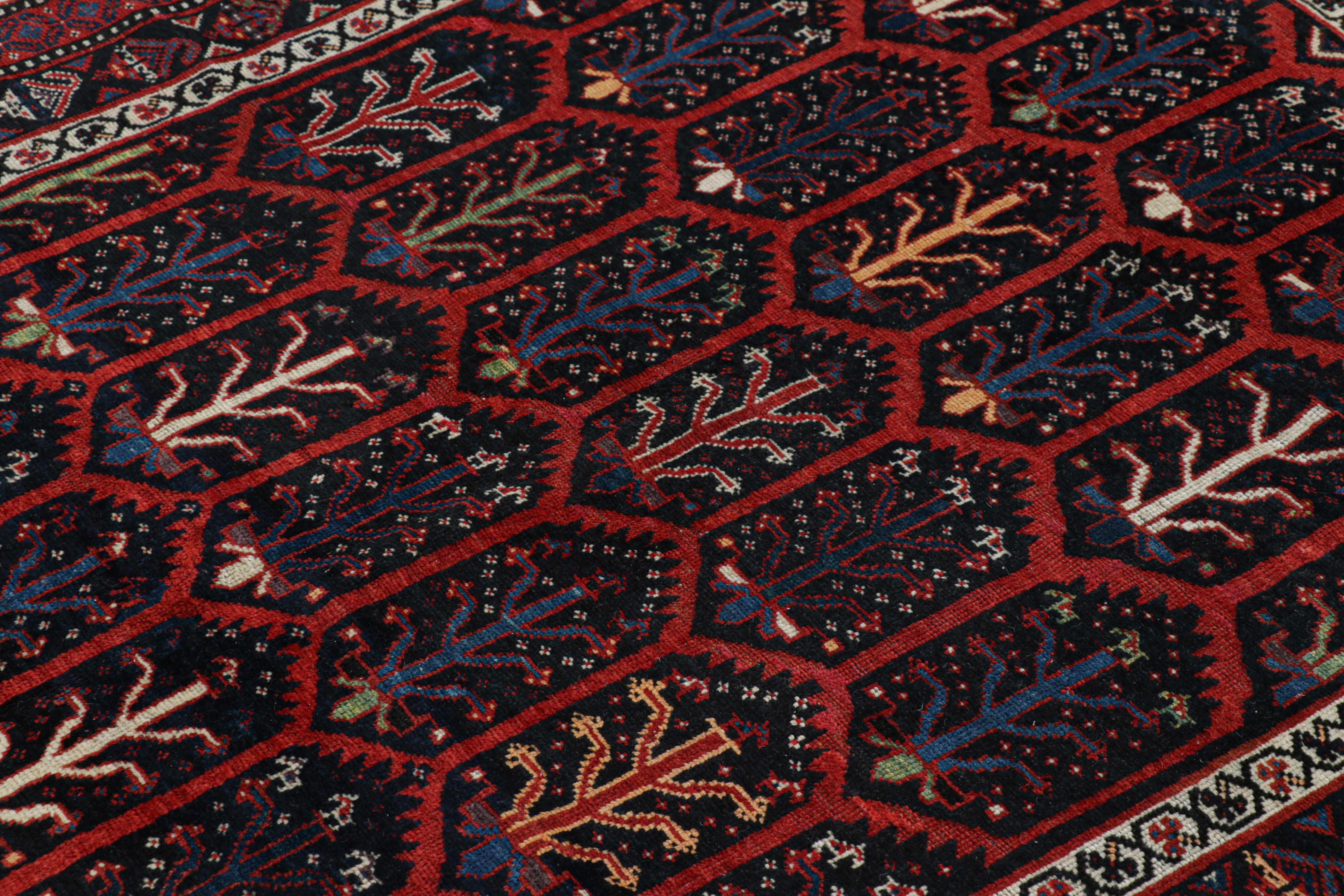 Dieser antike südpersische Teppich 5x6 aus Wolle, der zwischen 1920 und 1930 in Persien handgeknüpft wurde, ist ein ganz besonderer Fund unter den antiken Teppichen dieser Zeit.   

Über das Design: 

Kenner mögen dieses Stück nicht nur wegen seiner