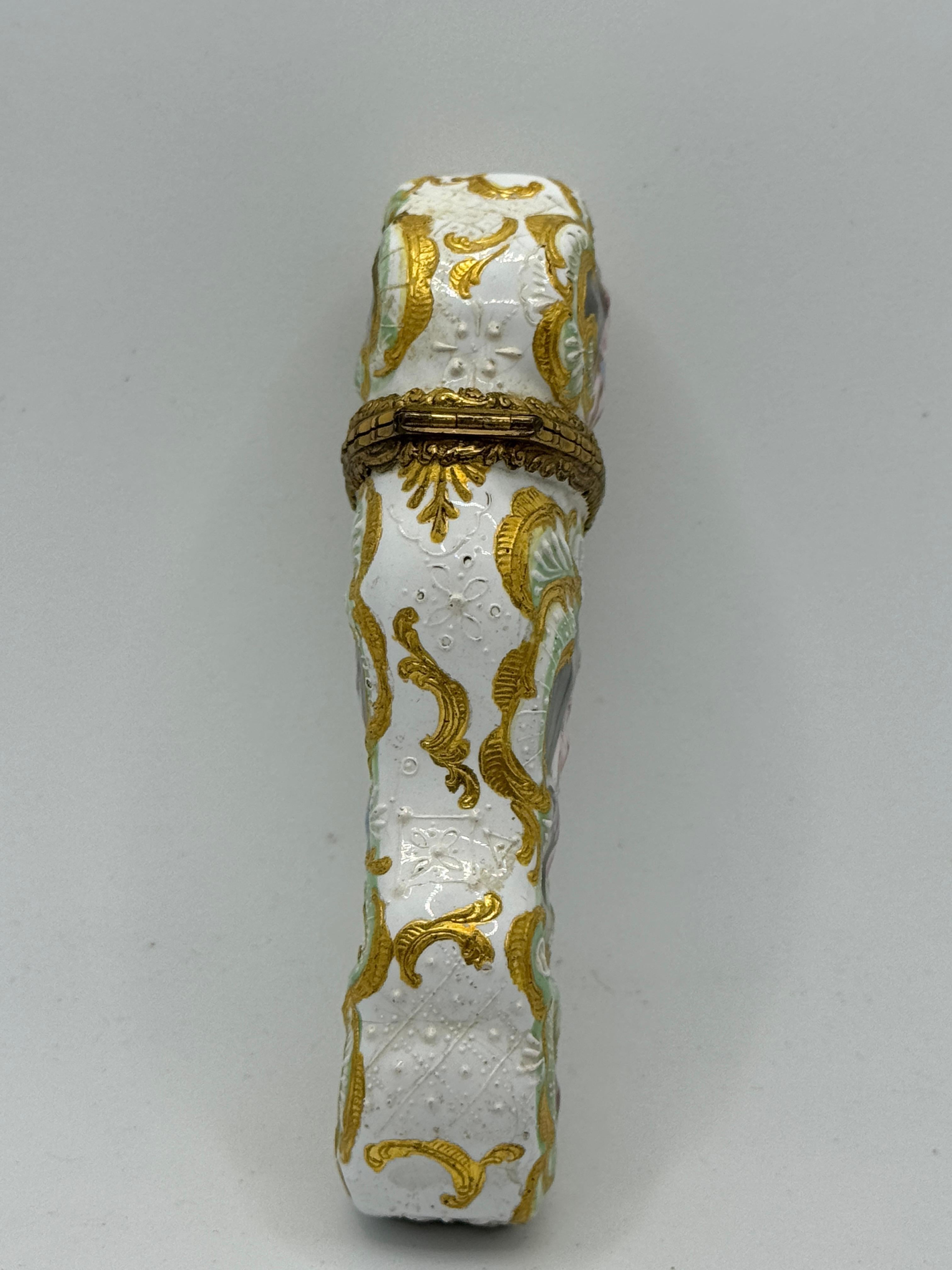 Antiguo estuche Etui / Costurero del siglo XVIII de South Staffordshire, de forma rococó con ligeros paneles moldeados en relieve, tapa con bisagras de metal dorado que se abre para mostrar el contenido: tijeras, cuchara de rapé y otras