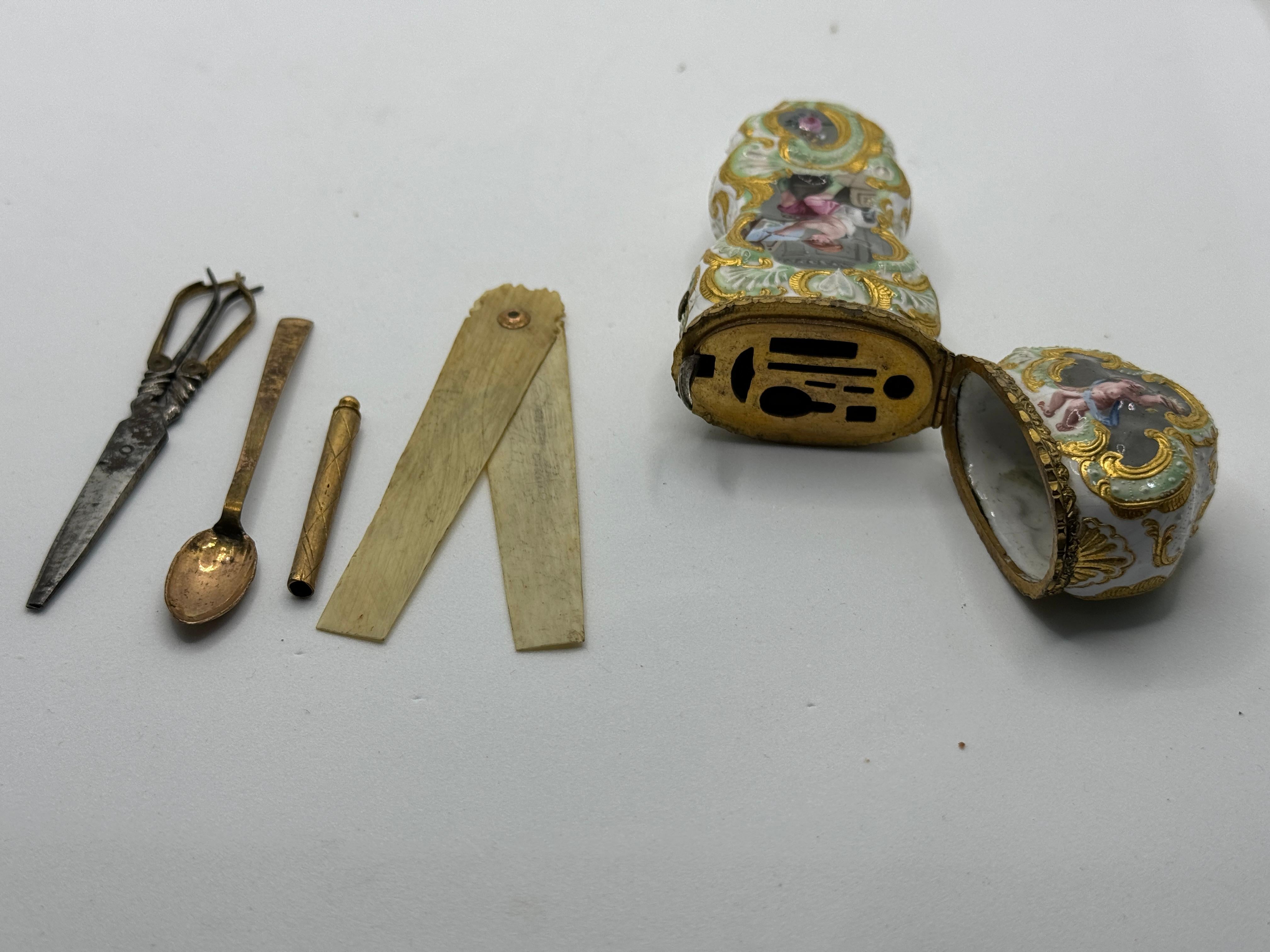 Antiguo estuche para etui / costurero esmaltado de South Staffordshire, hacia 1770 en venta 1
