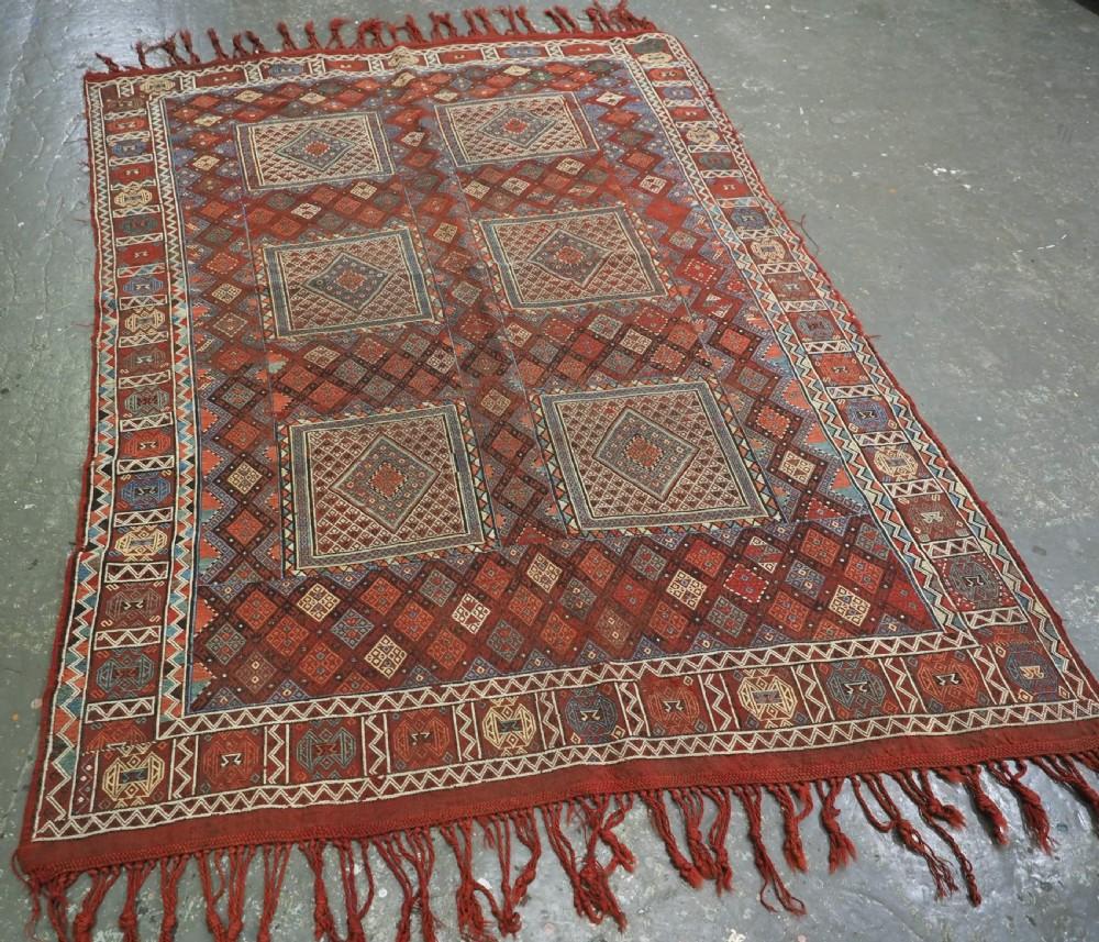 Antico tappeto broccato a trama piatta, Caucaso sud-occidentale
Circa 1890
Questo esempio è stato realizzato con un broccato a trama flottante su un fondo a trama semplice. Il disegno è un classico formato a riquadri su un campo a reticolo di