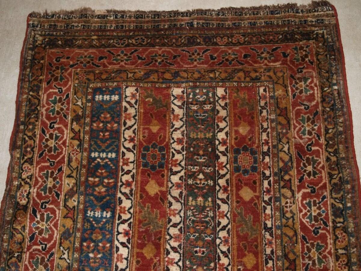 Antique chemin de table Khamseh en Perse du South/One de très bonne taille avec un motif de rayures inhabituel.
Fin du 19e siècle

Ce chemin de table présente un motif bien connu mais rare et est plus grand que ce que l'on trouve habituellement. Il