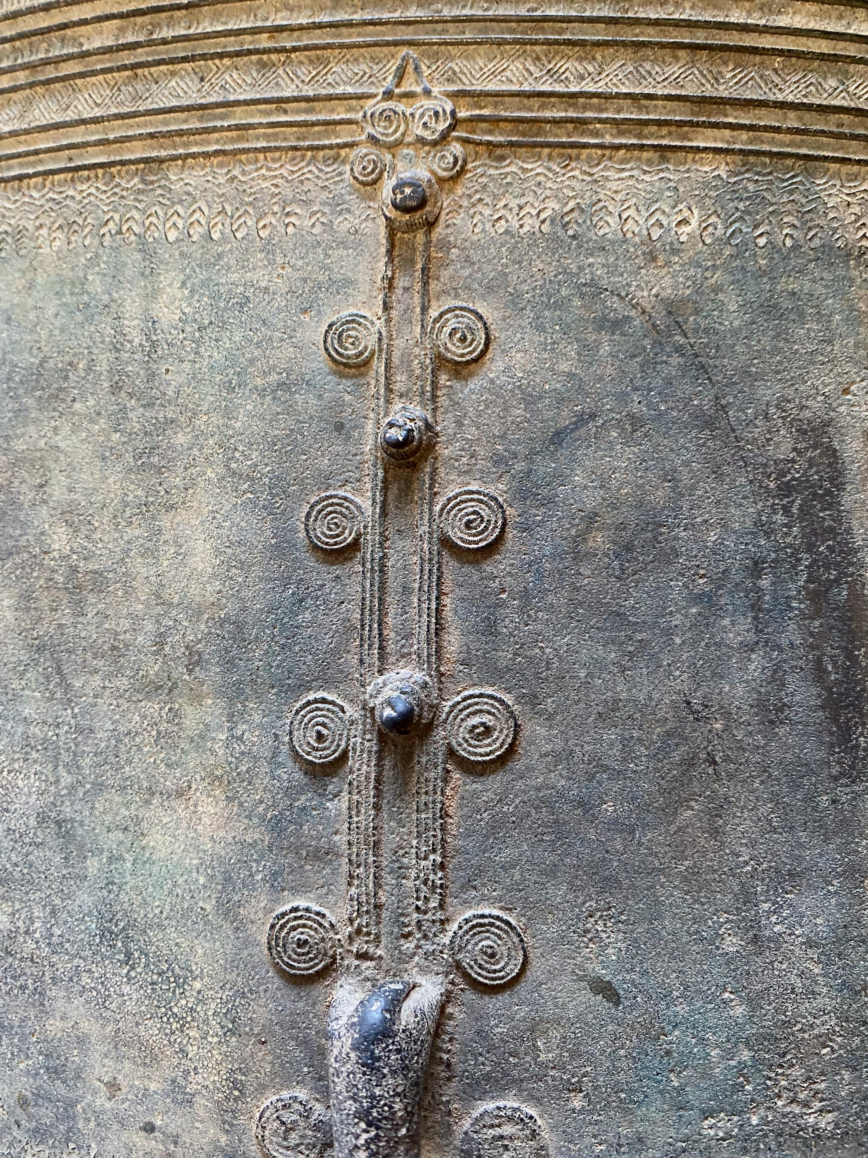 Antike südostasiatische Bronze-Regentrommel im Angebot 4