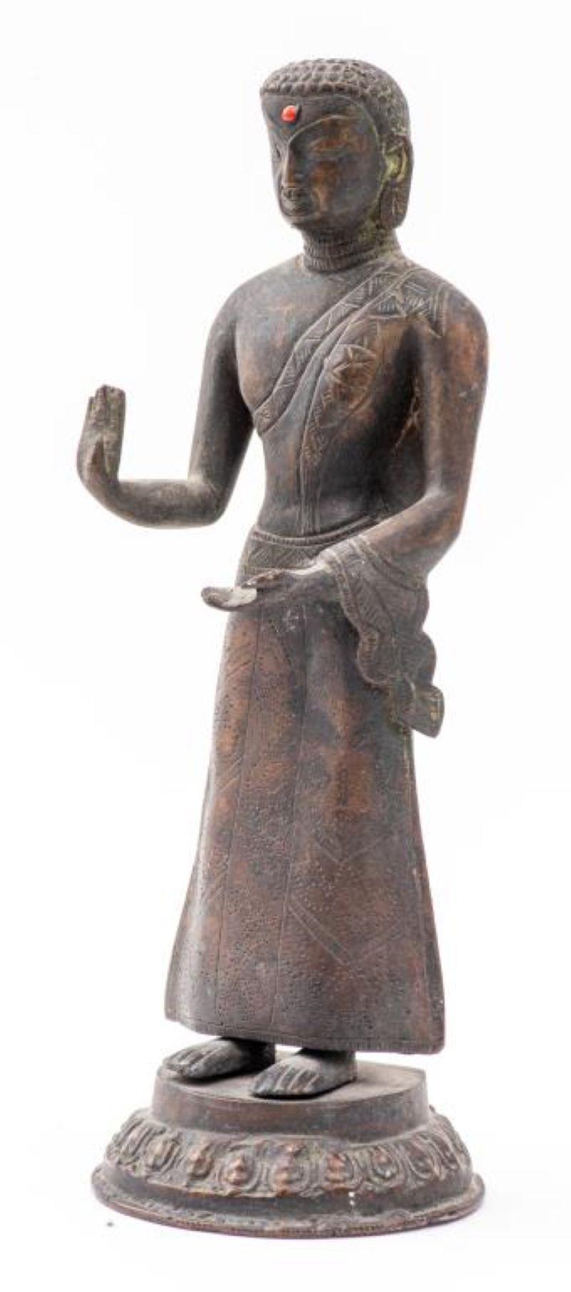 Antiker südostasiatischer stehender Buddha aus Bronze, mit Hartsteineinsatz in der Stirn. 10