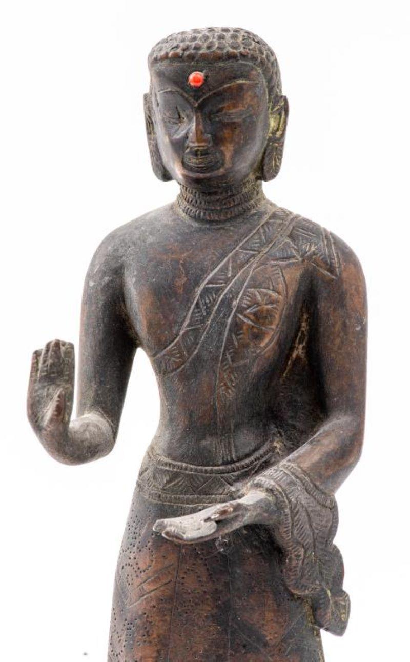 Antiker südostasiatisch-asiatischer stehende Buddha aus Bronze im Angebot 4