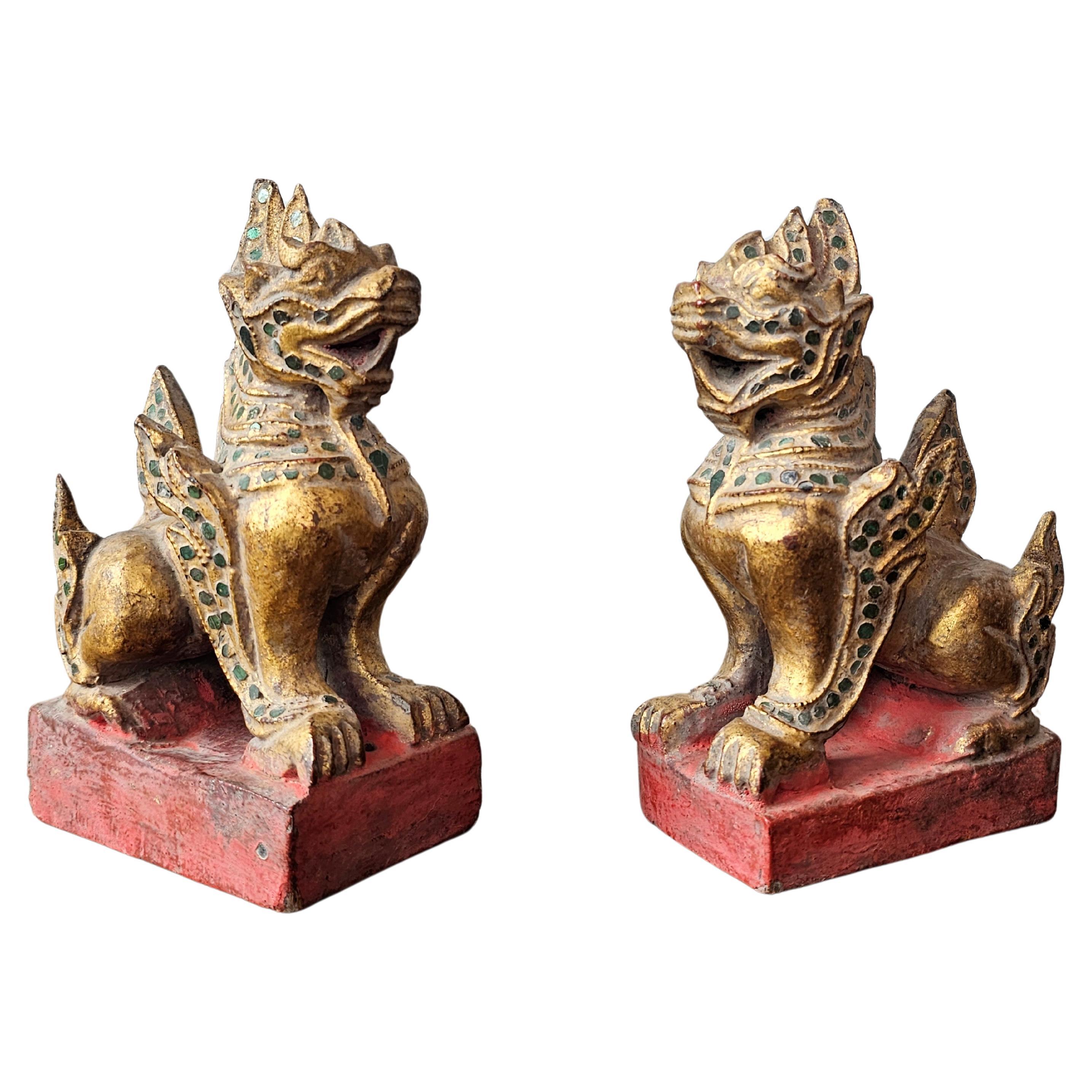 Antiguo par de figuras de león Qilin Foo talladas con joyas del sudeste asiático birmano