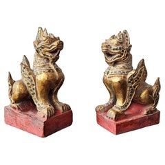Ancienne paire de statues de lion Qilin Foo de Birmanie du Sud-Est asiatique sculptée et ornée de bijoux