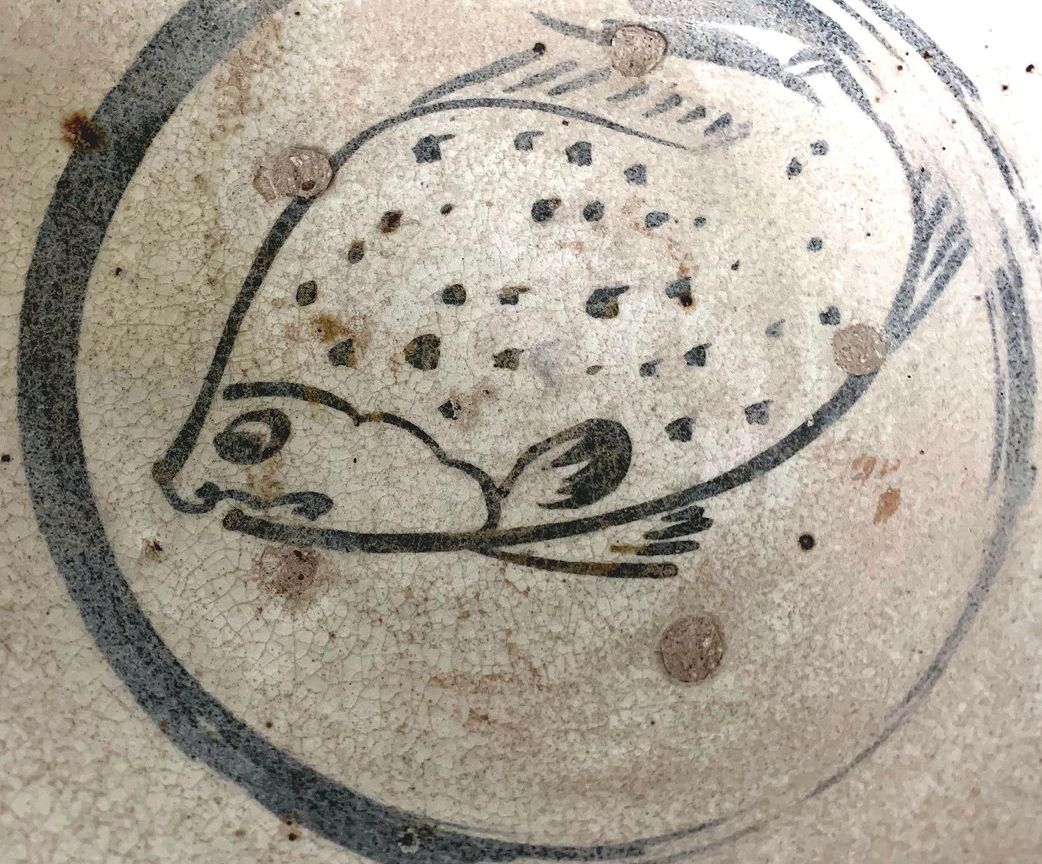 Vernissé Bol à poisson antique en céramique d'Asie du Sud-Est, Thaïlande, période Sukhothaï en vente