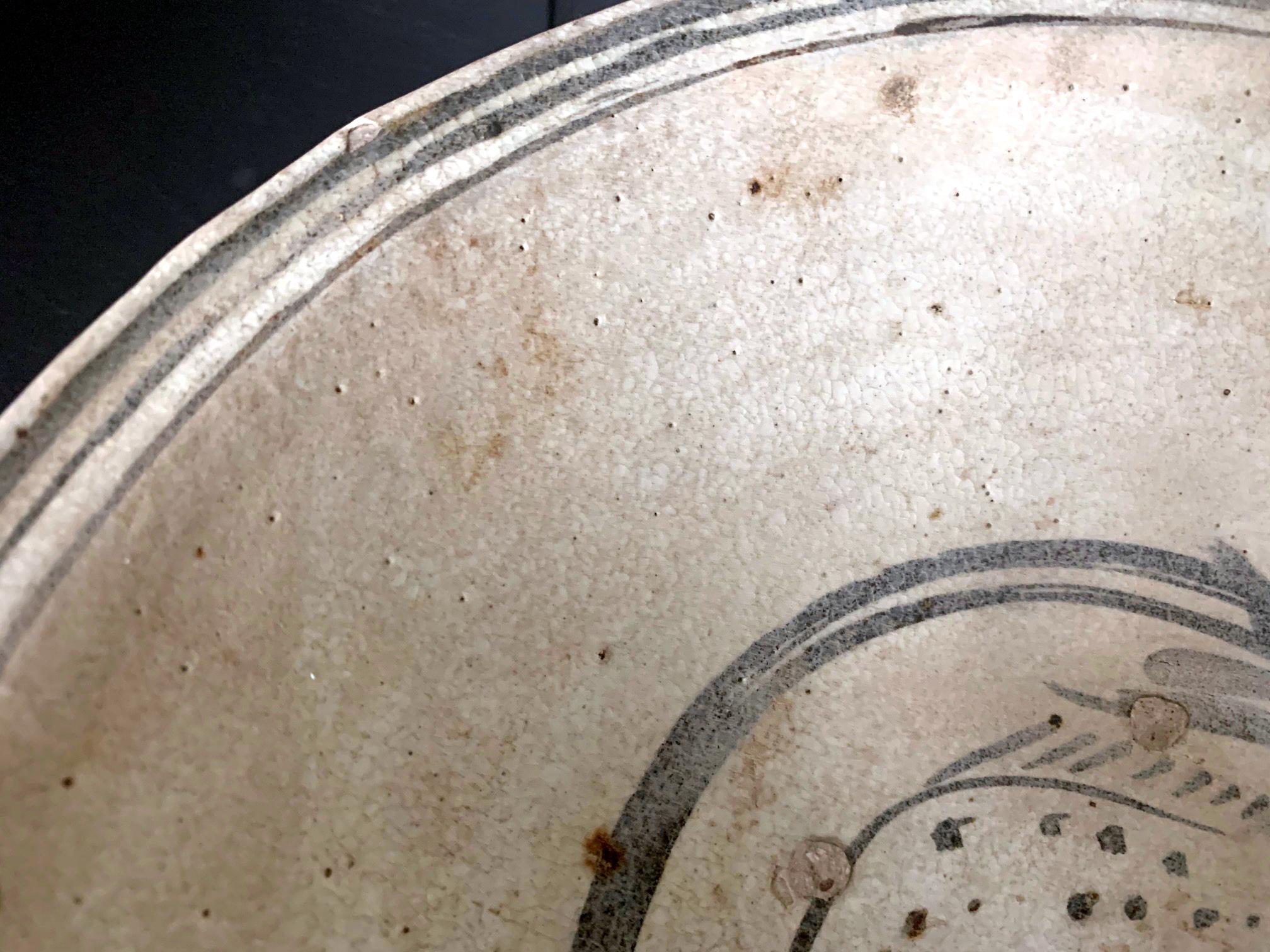 Bol à poisson antique en céramique d'Asie du Sud-Est, Thaïlande, période Sukhothaï Bon état - En vente à Atlanta, GA