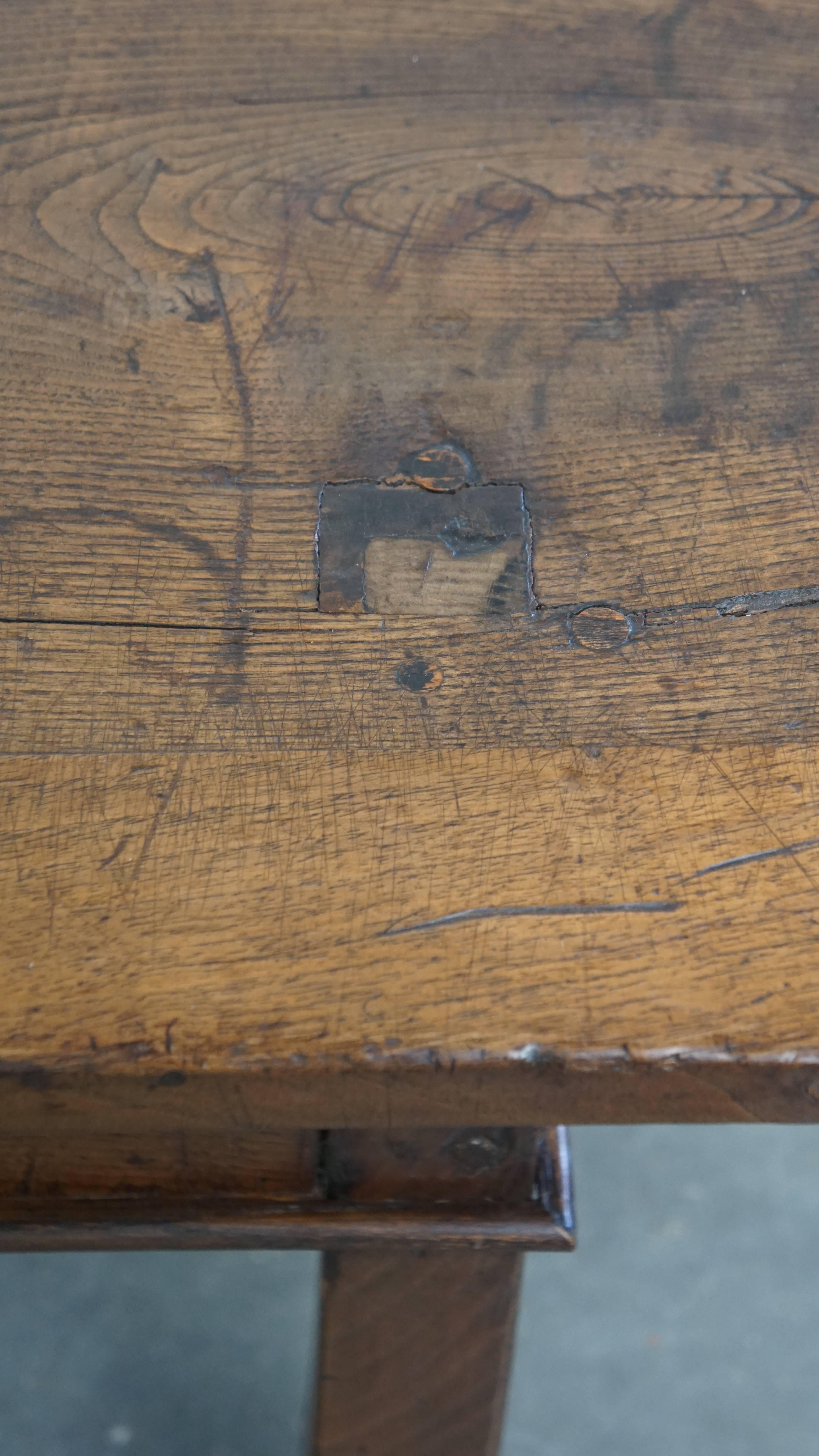 Table basse ancienne en châtaignier d'Europe du Sud du 18ème siècle en vente 4