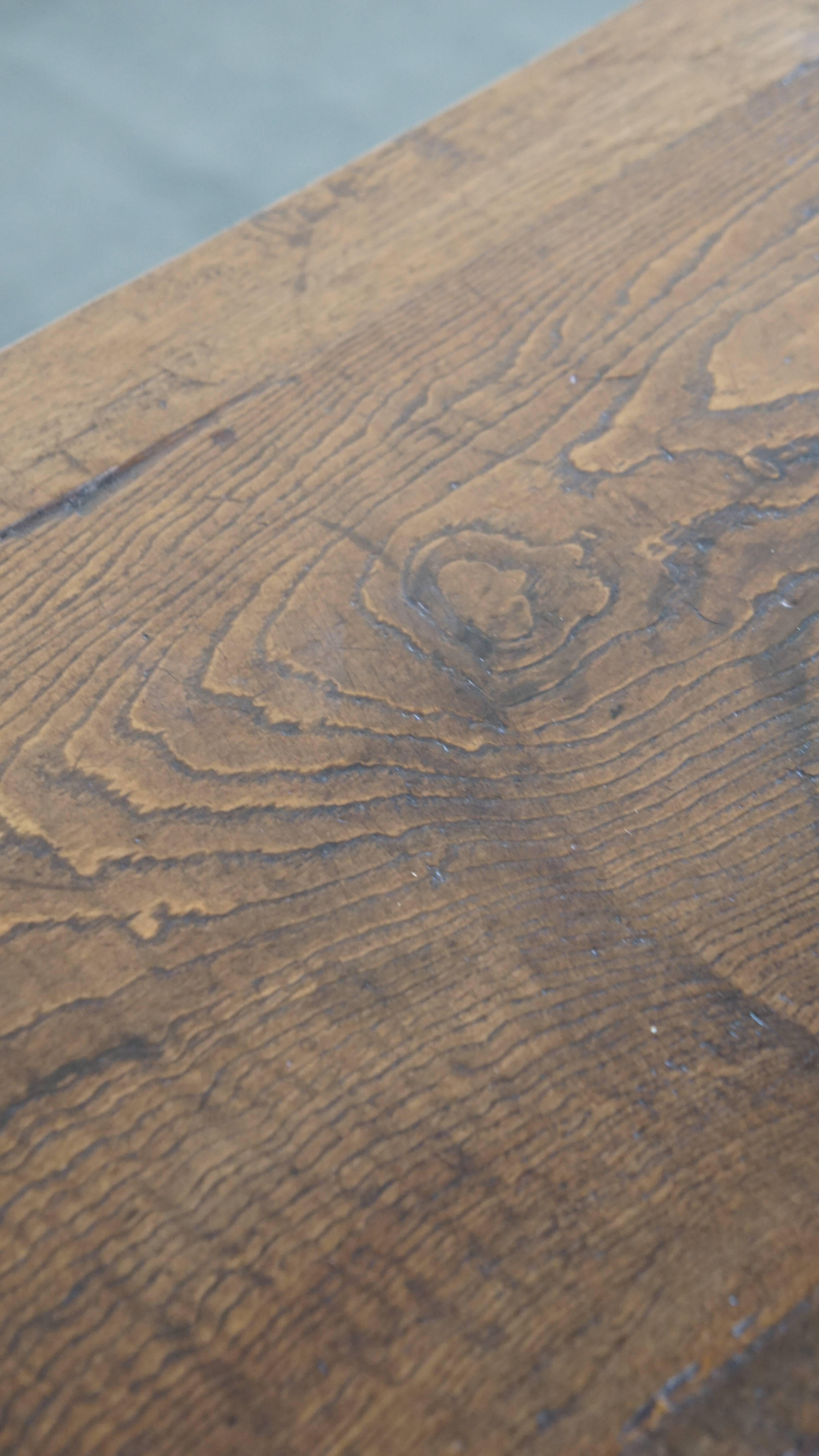 Table basse ancienne en châtaignier d'Europe du Sud du 18ème siècle en vente 6