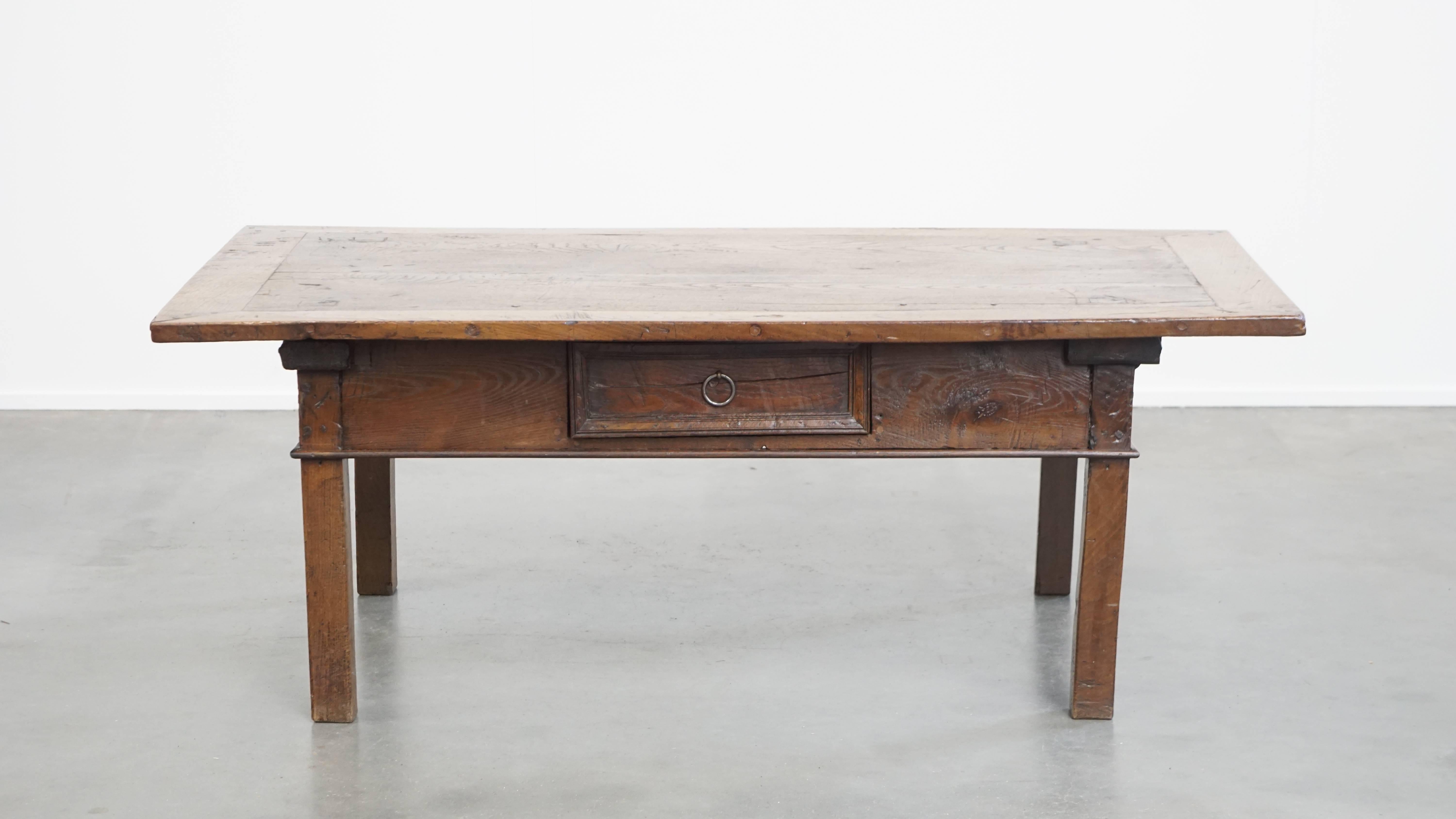 Nous vous proposons cette table basse en châtaignier du sud de l'Europe, datant du 18ème siècle, avec un tiroir.

Cette table basse d'Europe du Sud du XVIIIe siècle est vraiment fantastique. Fabriqué en bois de châtaignier, il est doté d'un tiroir