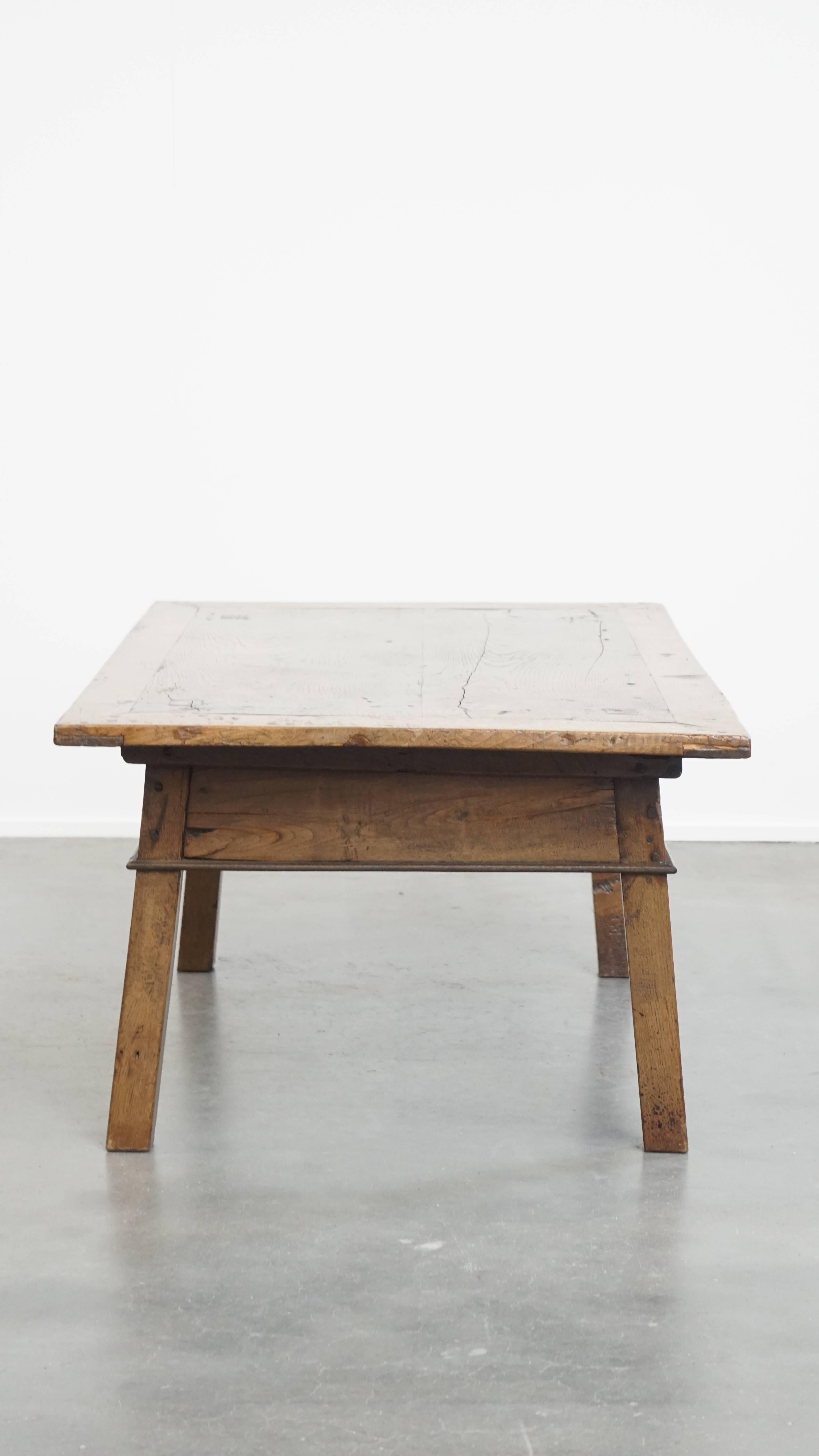 Romain classique Table basse ancienne en châtaignier d'Europe du Sud du 18ème siècle en vente