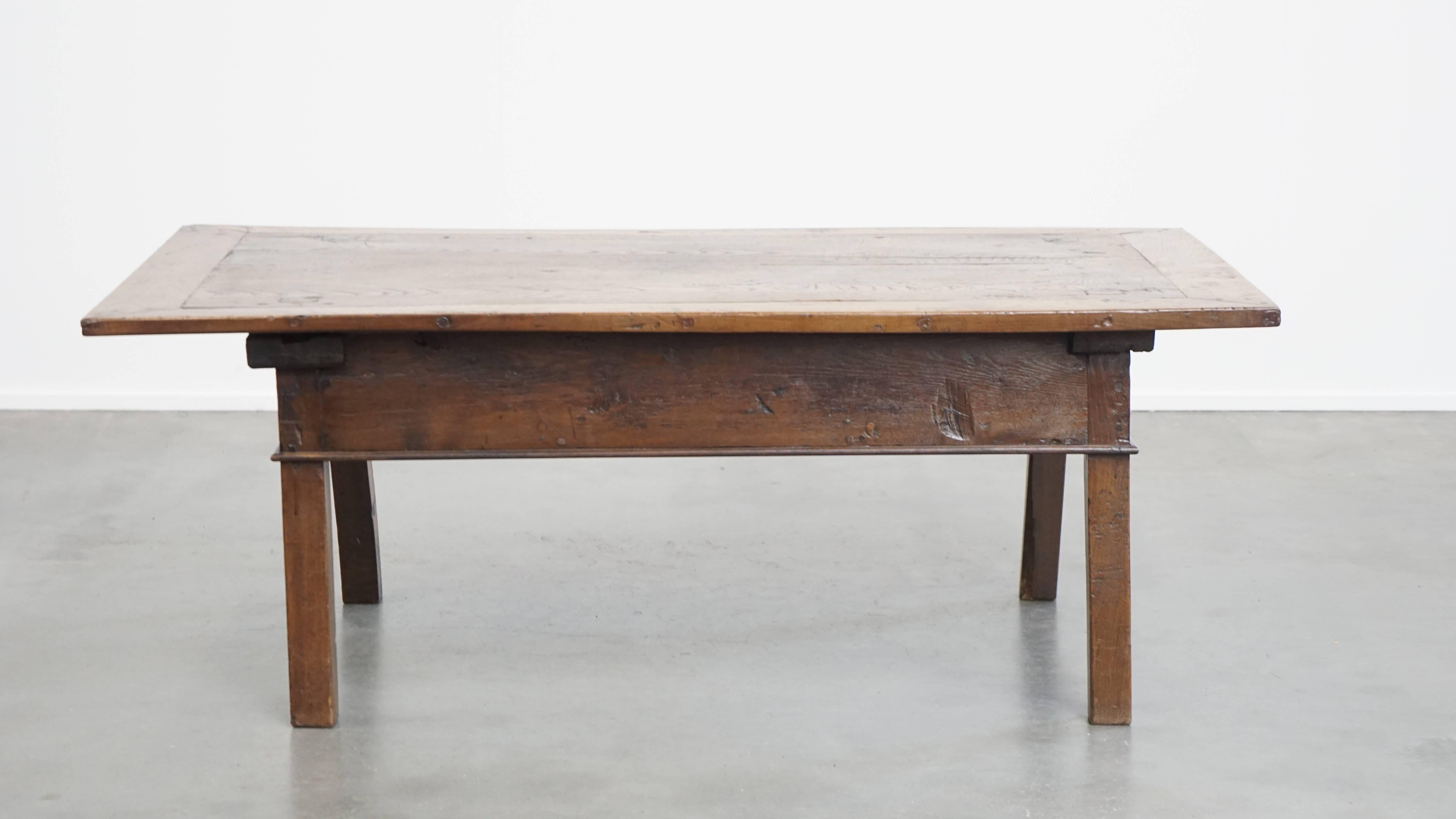 Fait main Table basse ancienne en châtaignier d'Europe du Sud du 18ème siècle en vente