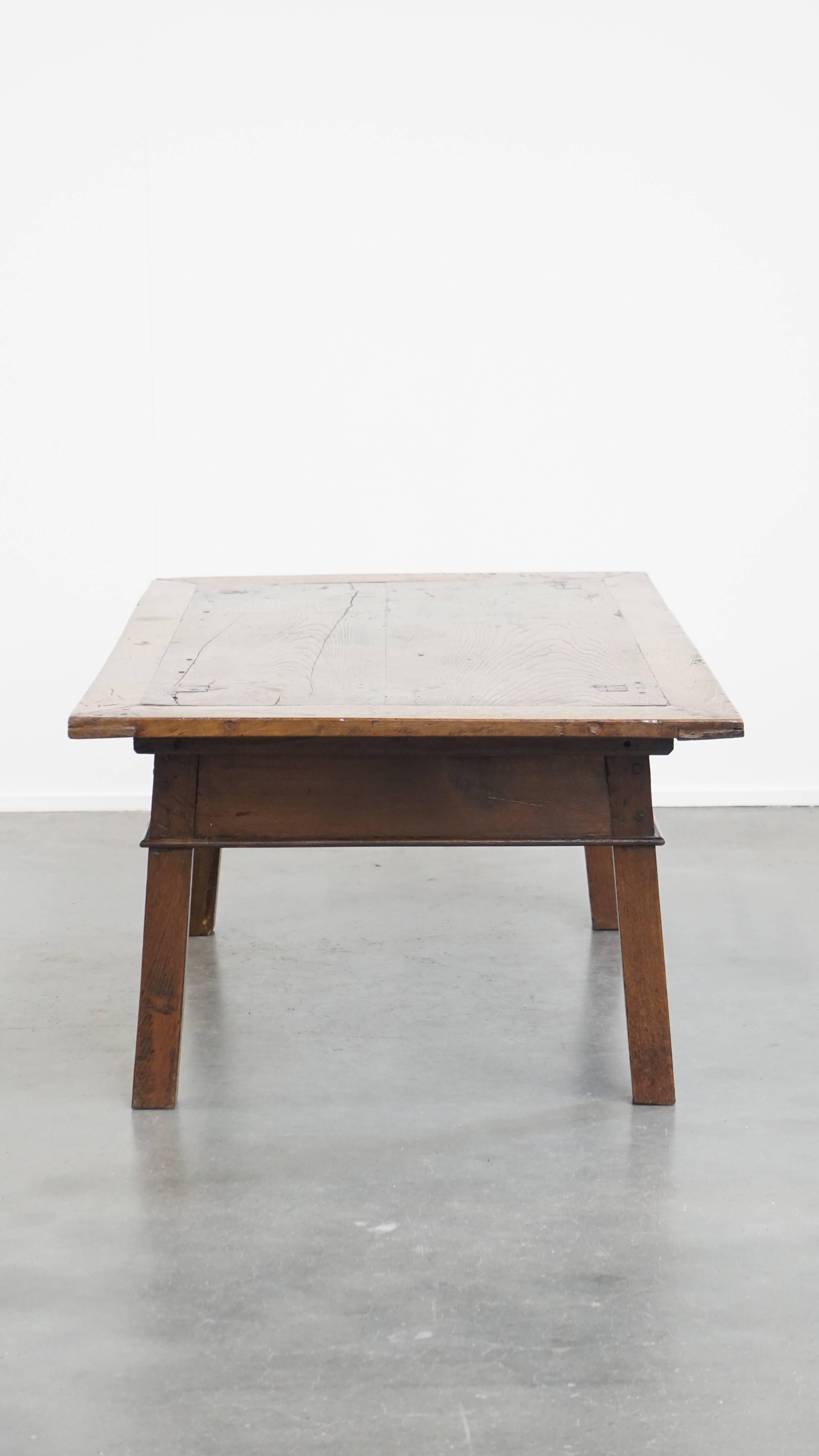 Table basse ancienne en châtaignier d'Europe du Sud du 18ème siècle Bon état - En vente à Harderwijk, NL