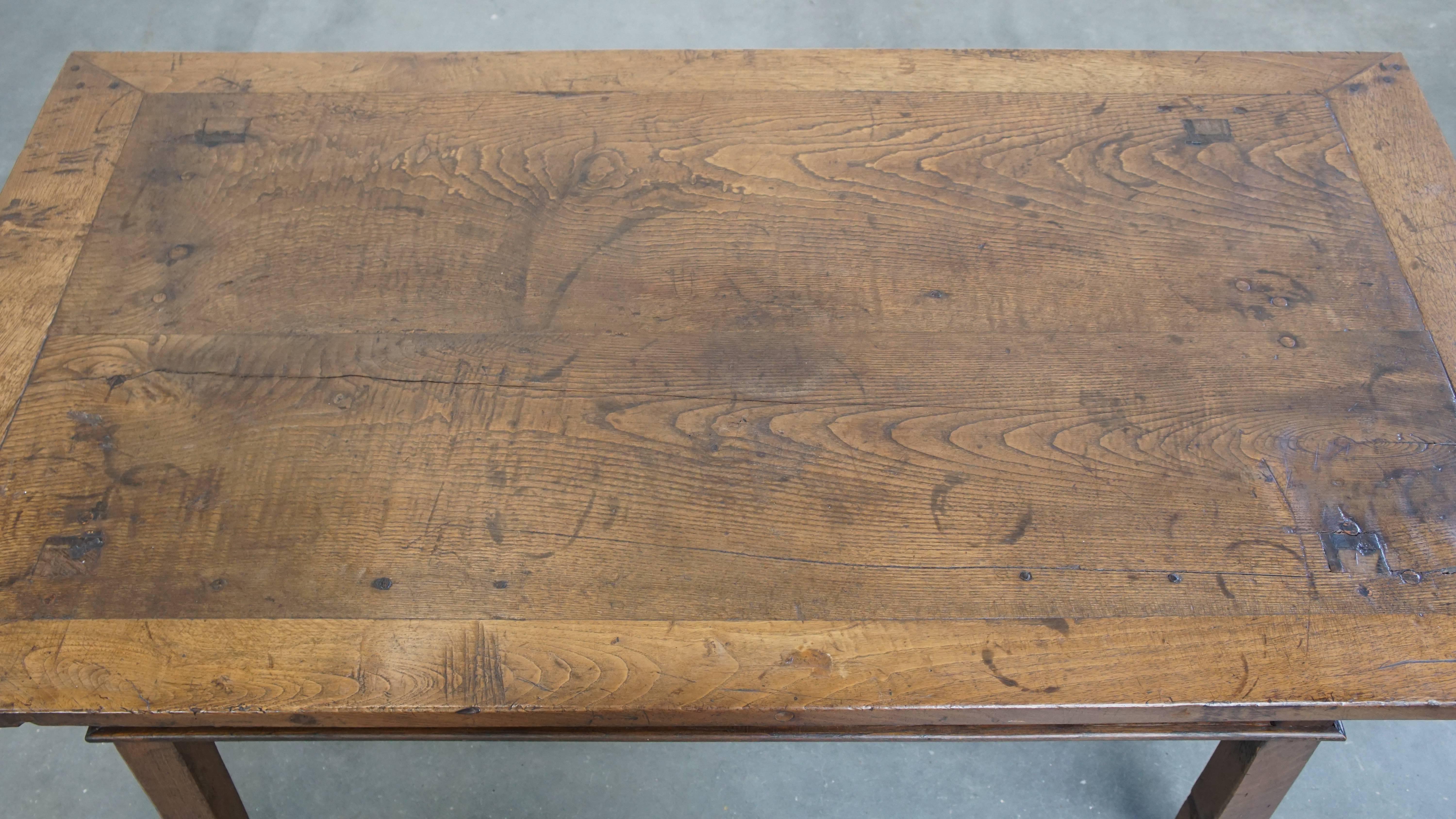 XVIIIe siècle et antérieur Table basse ancienne en châtaignier d'Europe du Sud du 18ème siècle en vente