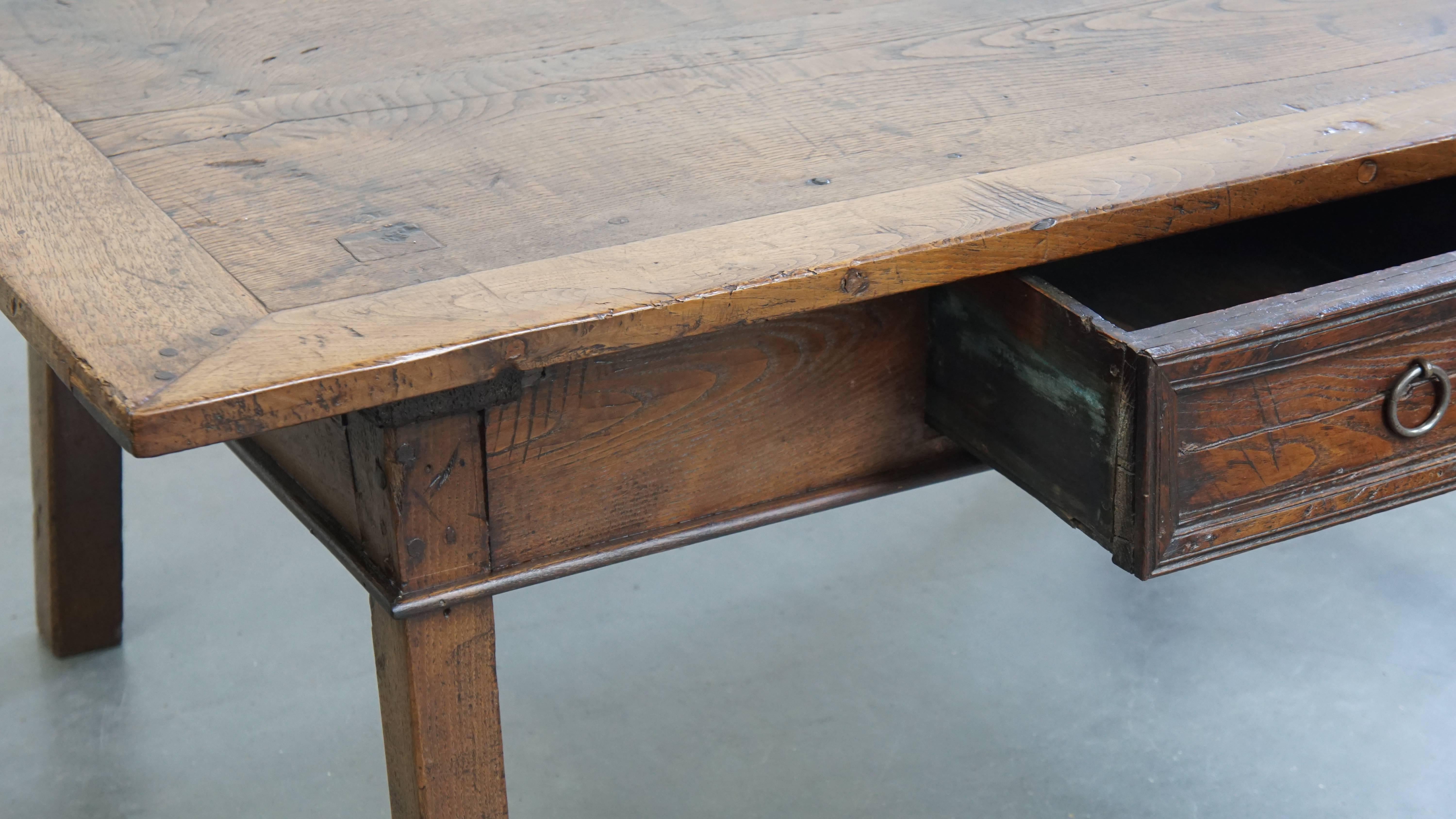 Table basse ancienne en châtaignier d'Europe du Sud du 18ème siècle en vente 1