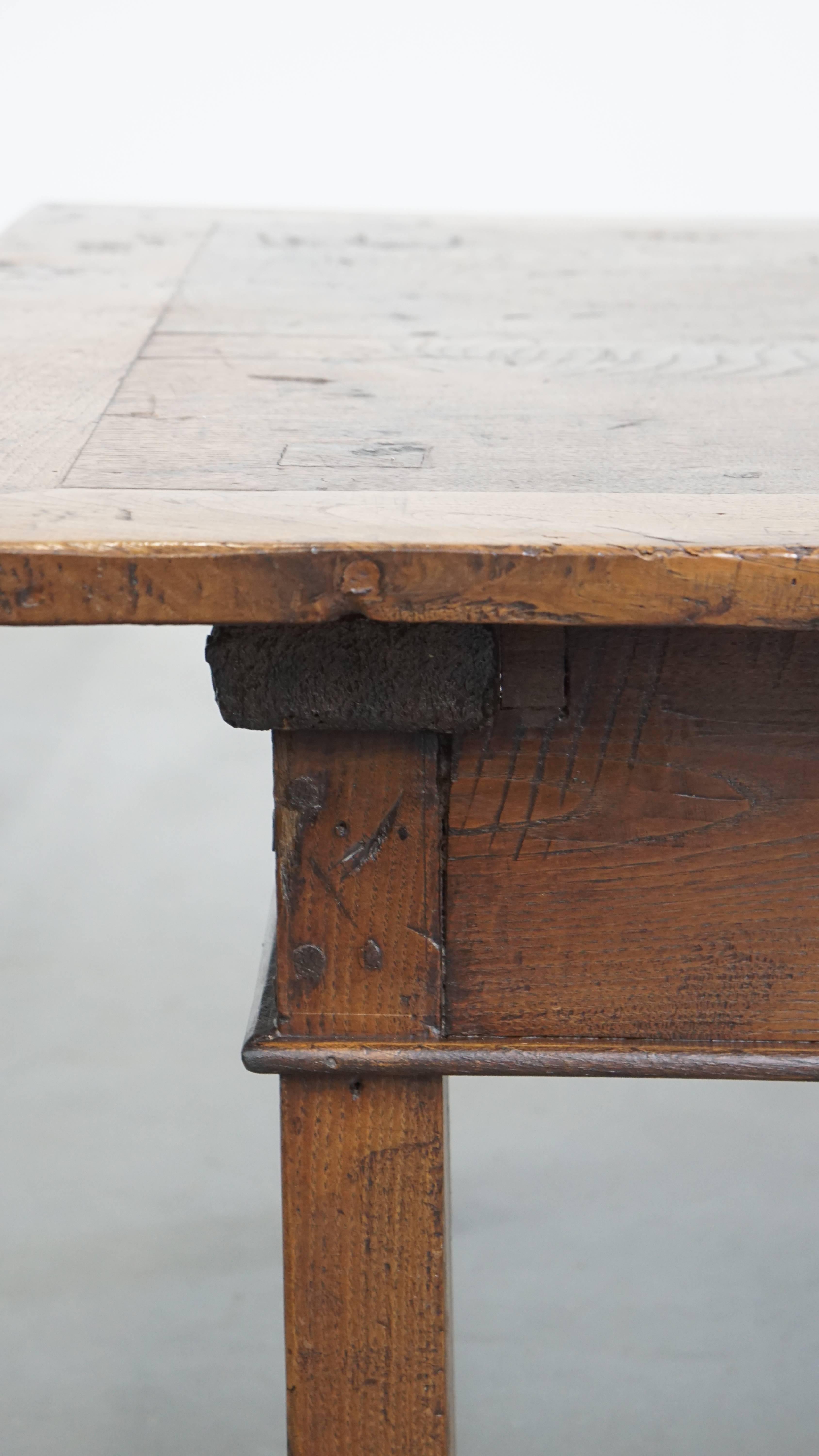 Table basse ancienne en châtaignier d'Europe du Sud du 18ème siècle en vente 2