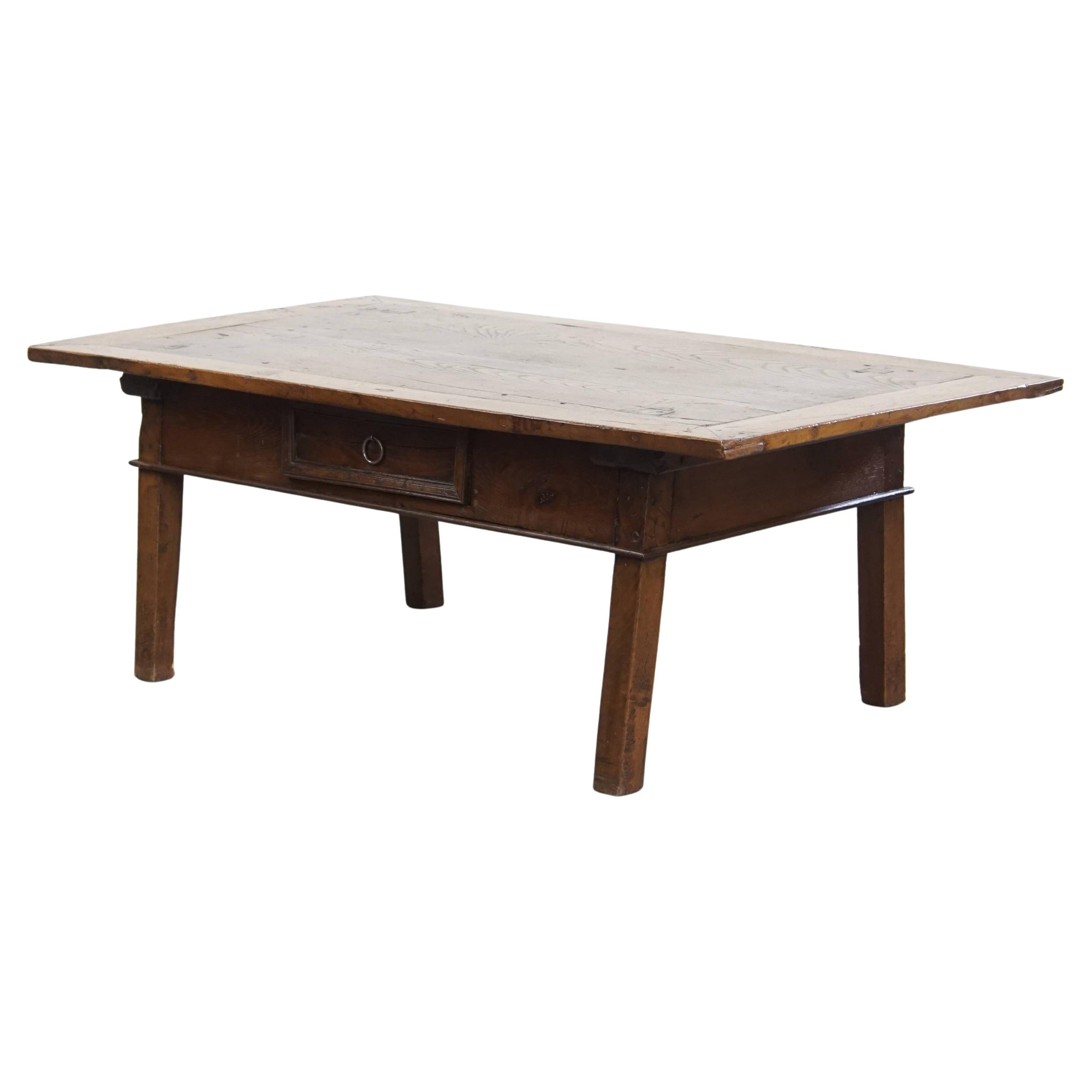 Table basse ancienne en châtaignier d'Europe du Sud du 18ème siècle