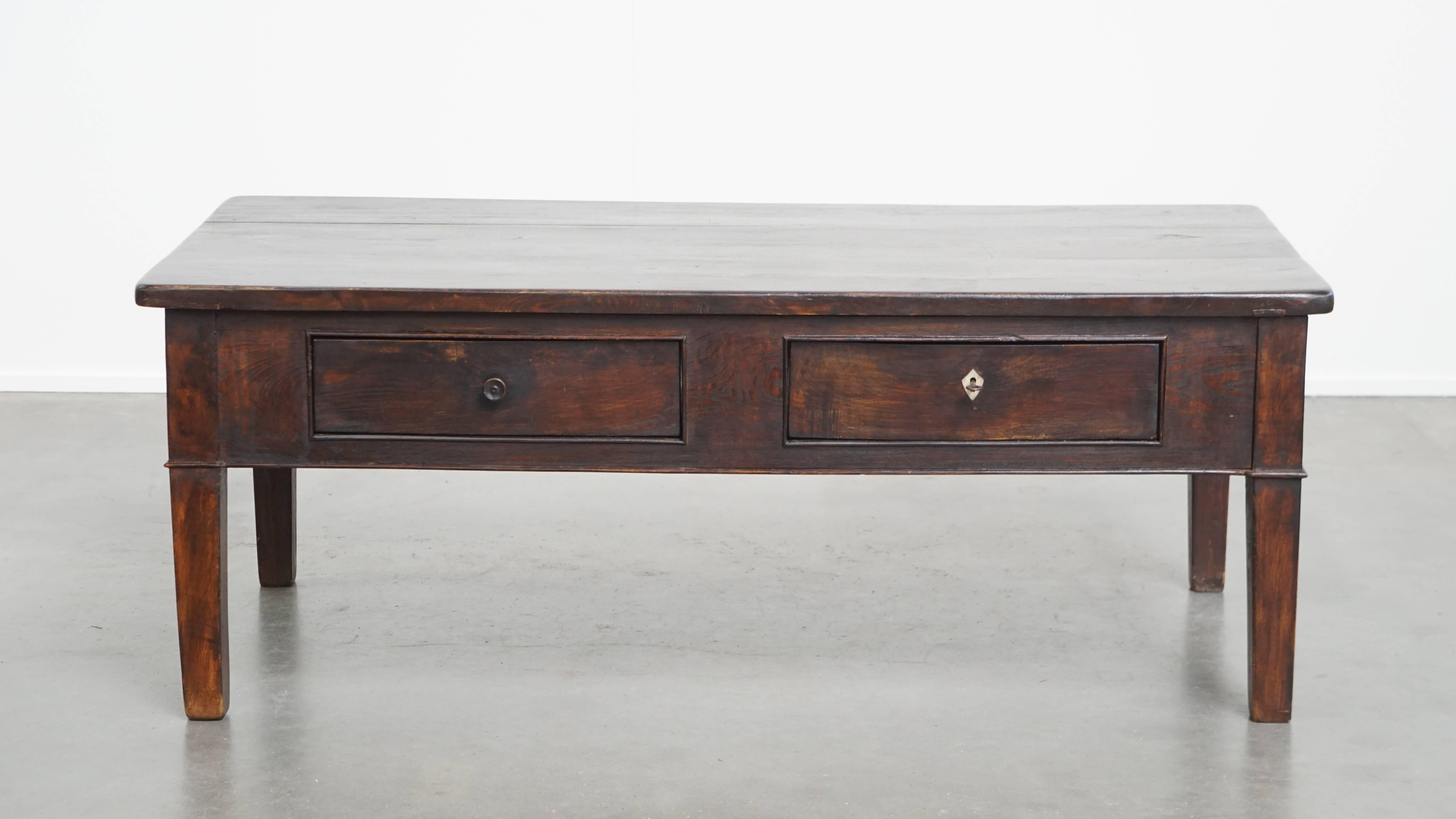 Nous vous proposons cette splendide table basse ancienne d'Europe du Sud en bois de châtaignier avec 2 tiroirs. Selon nous, une belle table basse ancienne est un complément indispensable à tout intérieur.

Cette pièce ancienne d'Europe du Sud,