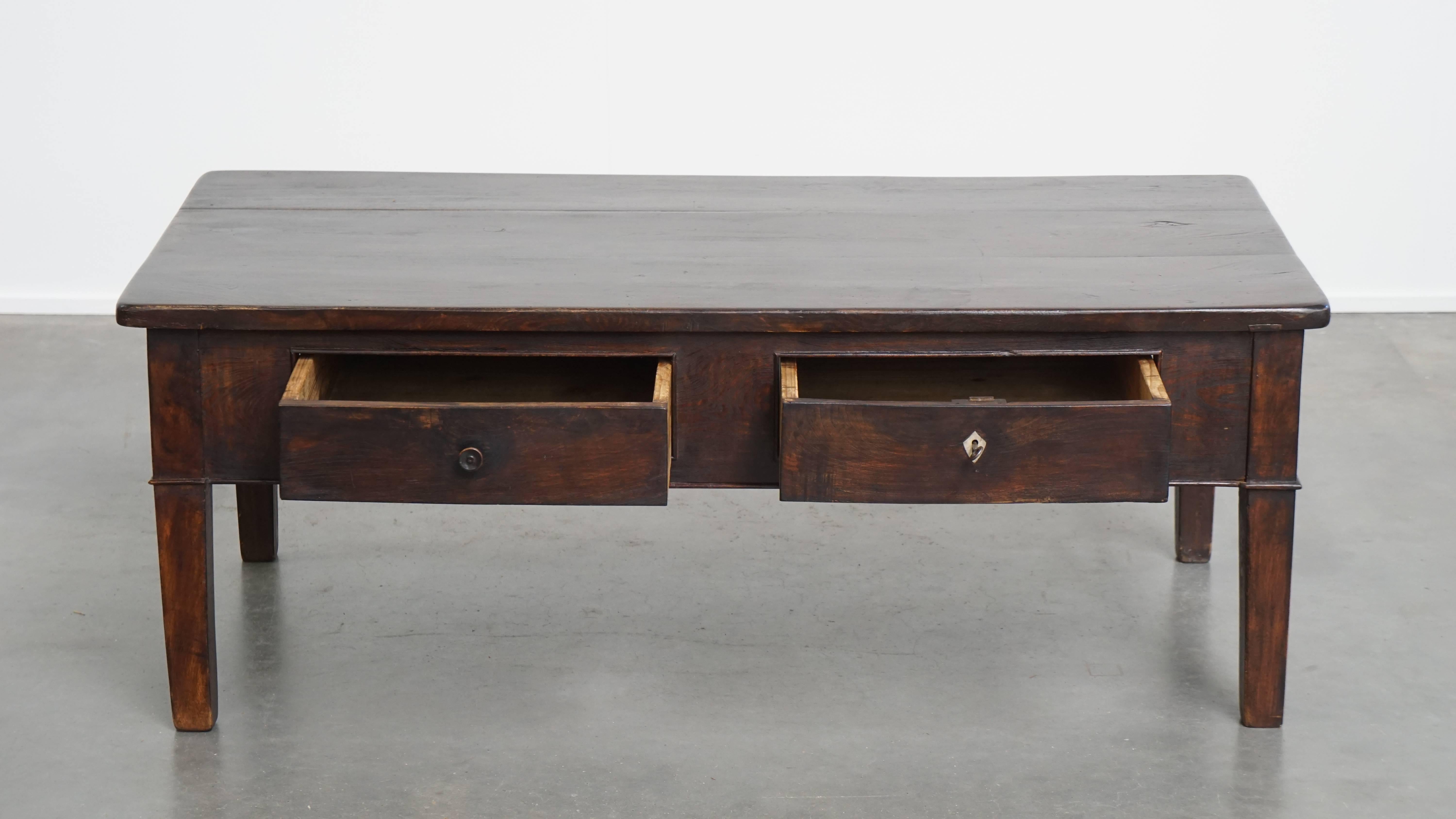 Romain classique Table basse ancienne en châtaignier du sud de l'Europe avec 2 tiroirs en vente
