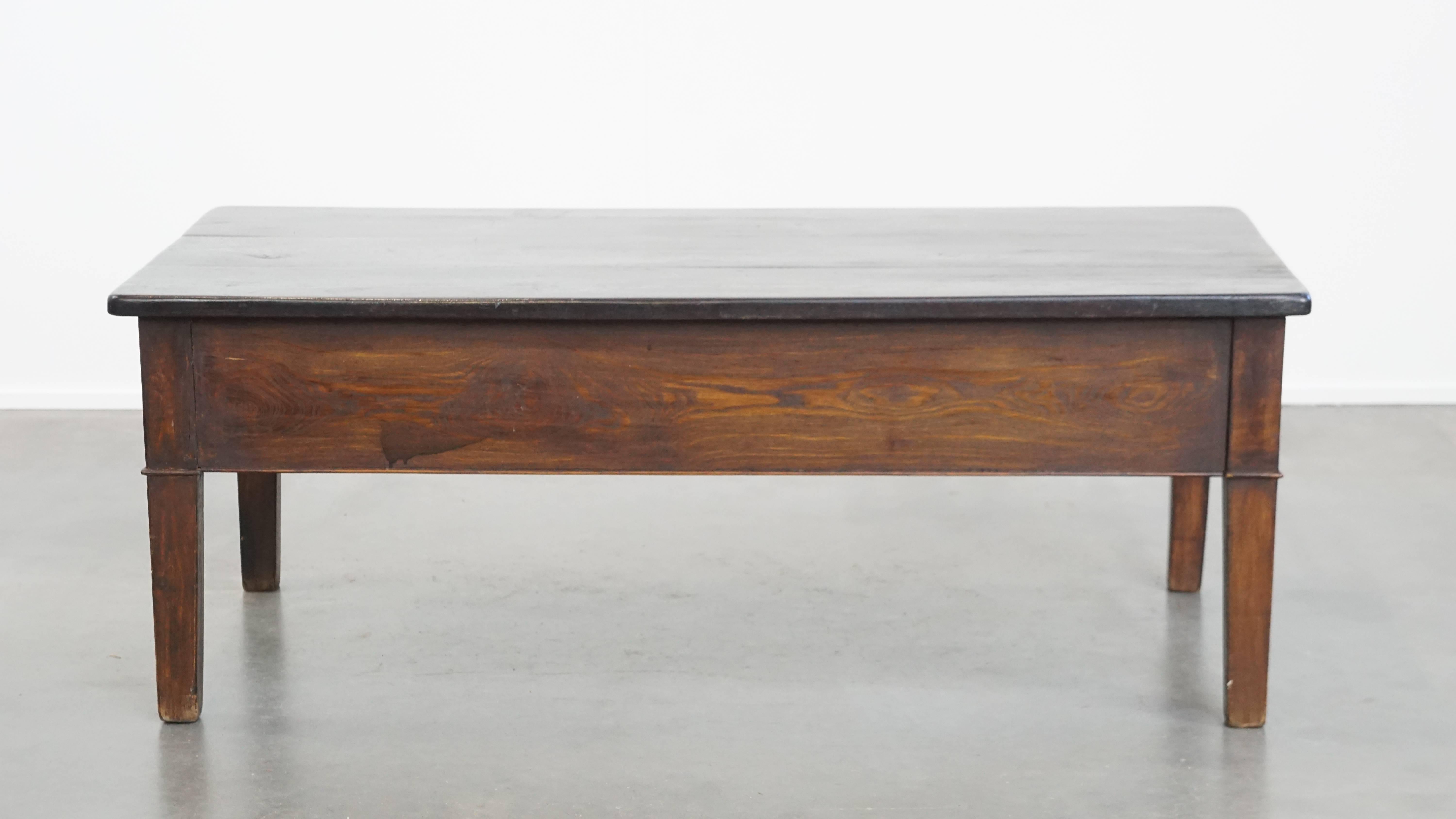 Table basse ancienne en châtaignier du sud de l'Europe avec 2 tiroirs Bon état - En vente à Harderwijk, NL
