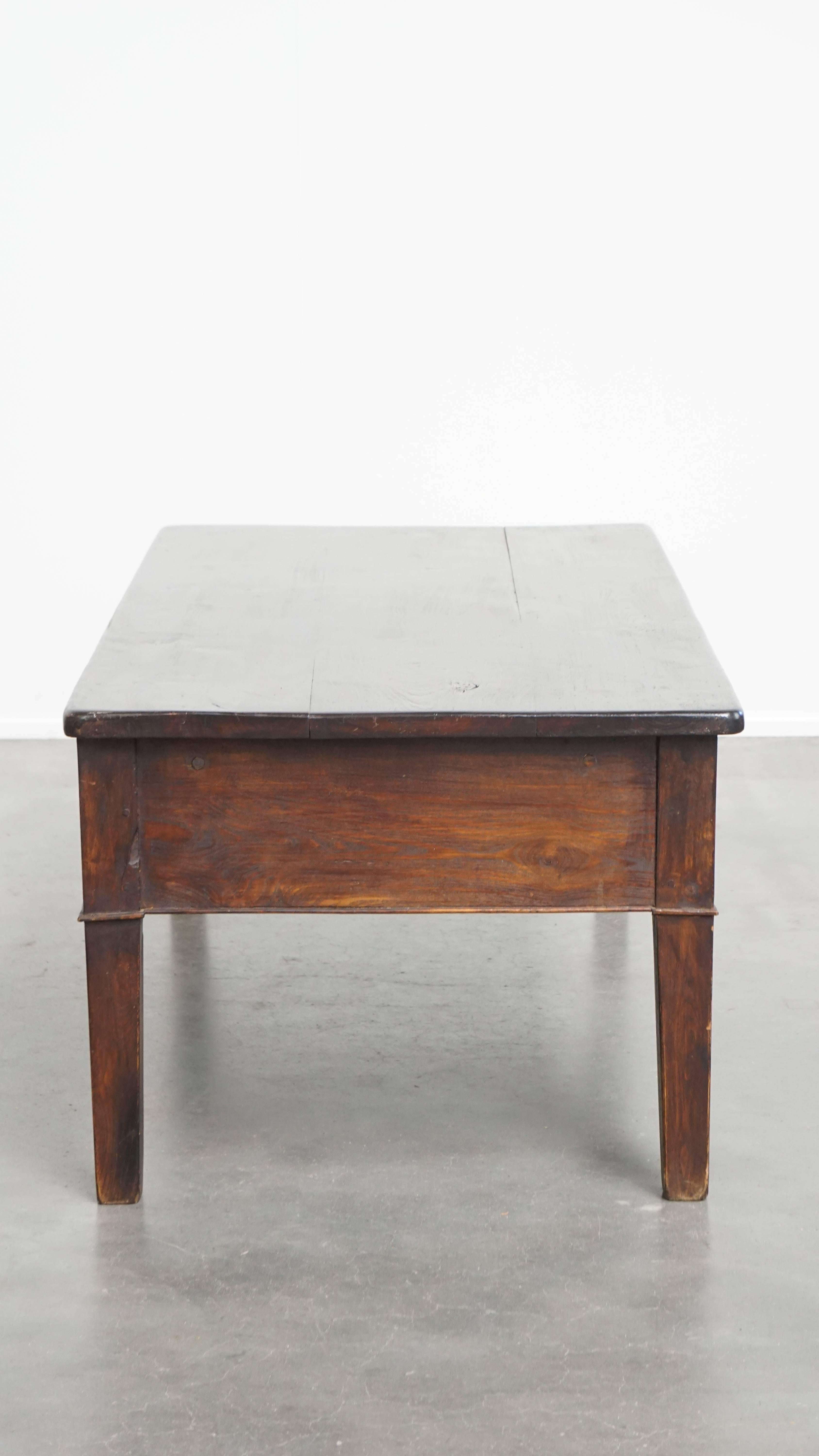 XIXe siècle Table basse ancienne en châtaignier du sud de l'Europe avec 2 tiroirs en vente