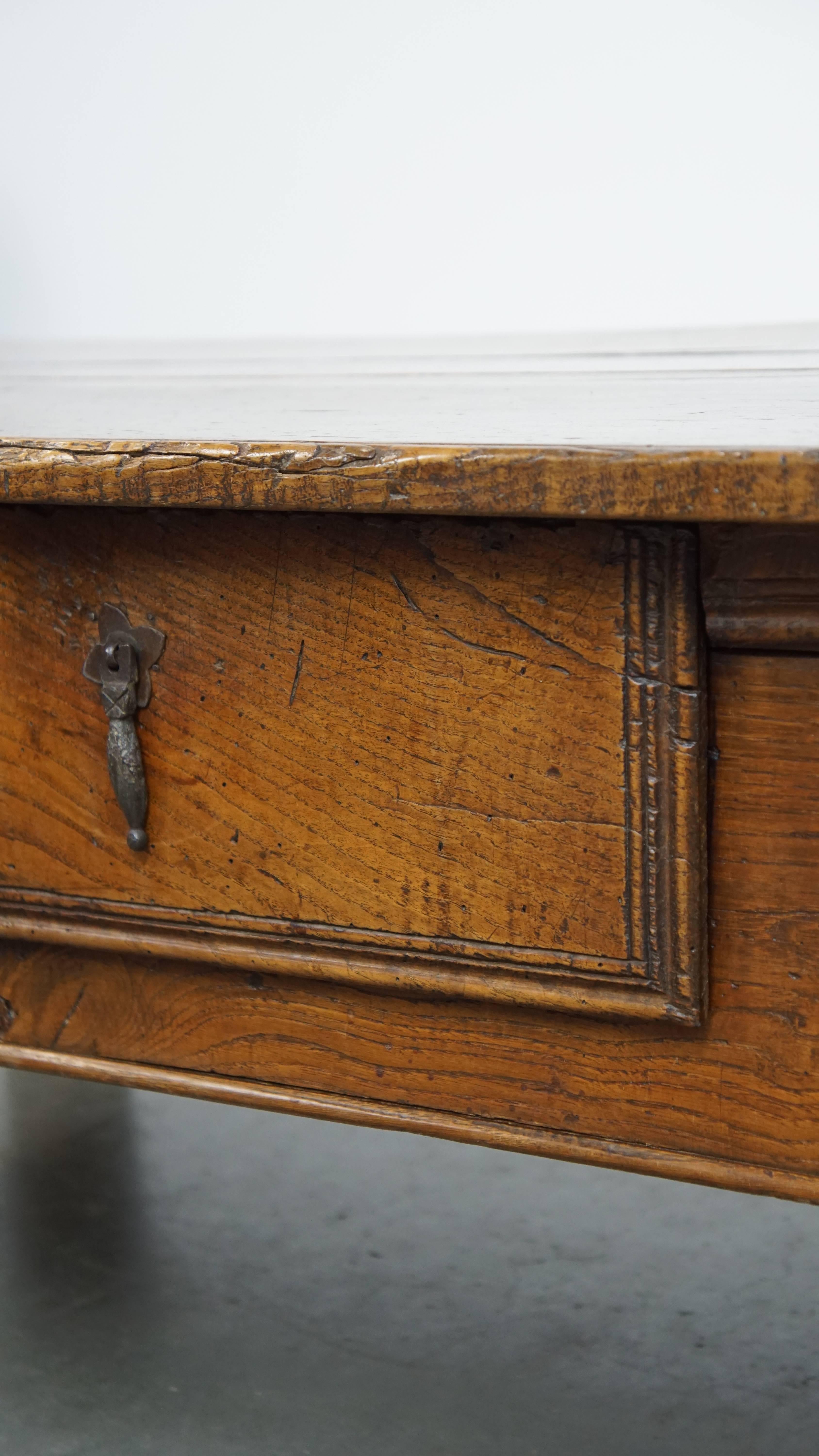 Ancienne table basse du sud de l'Europe du 18e siècle en vente 3