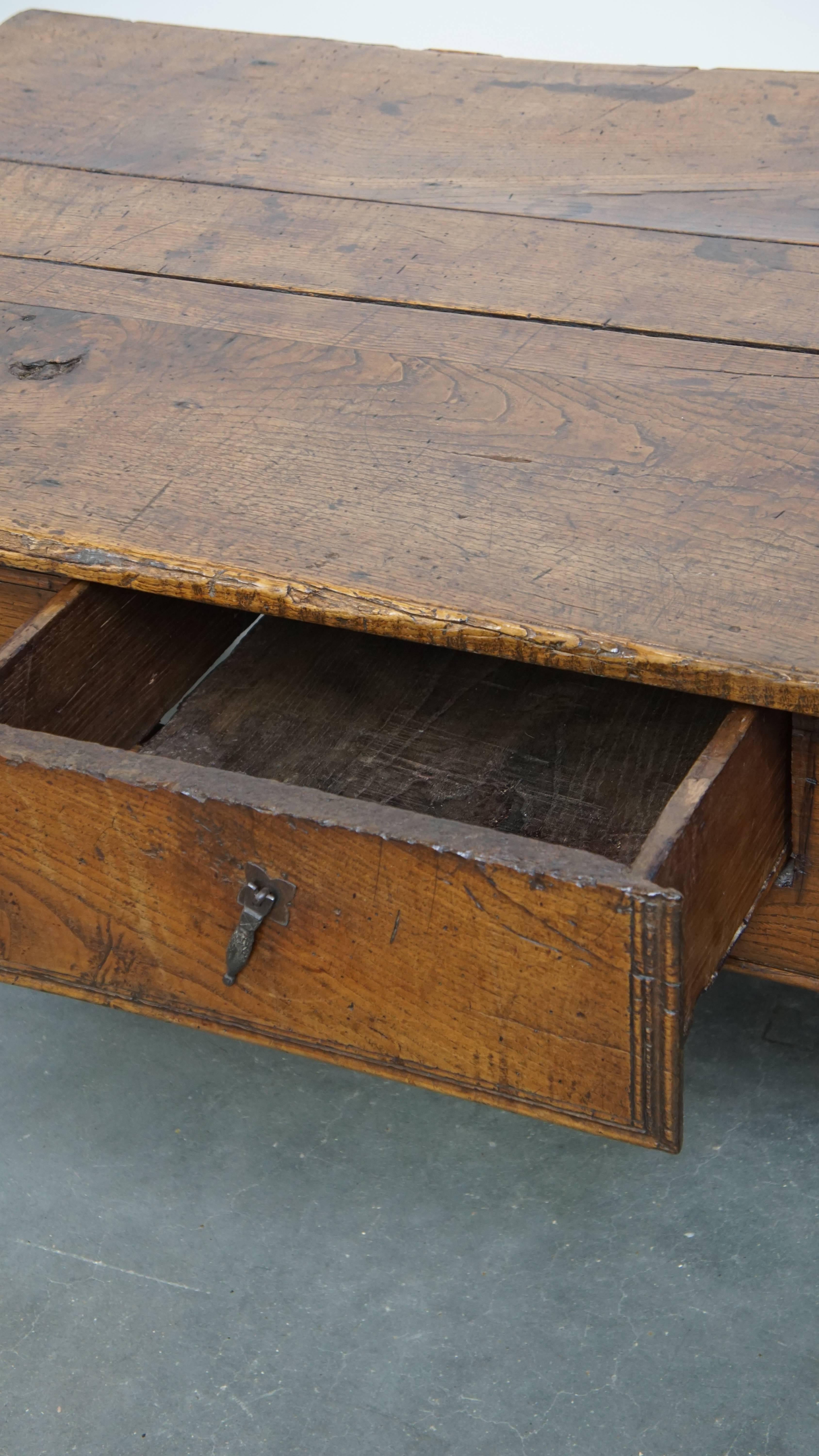 Ancienne table basse du sud de l'Europe du 18e siècle en vente 4