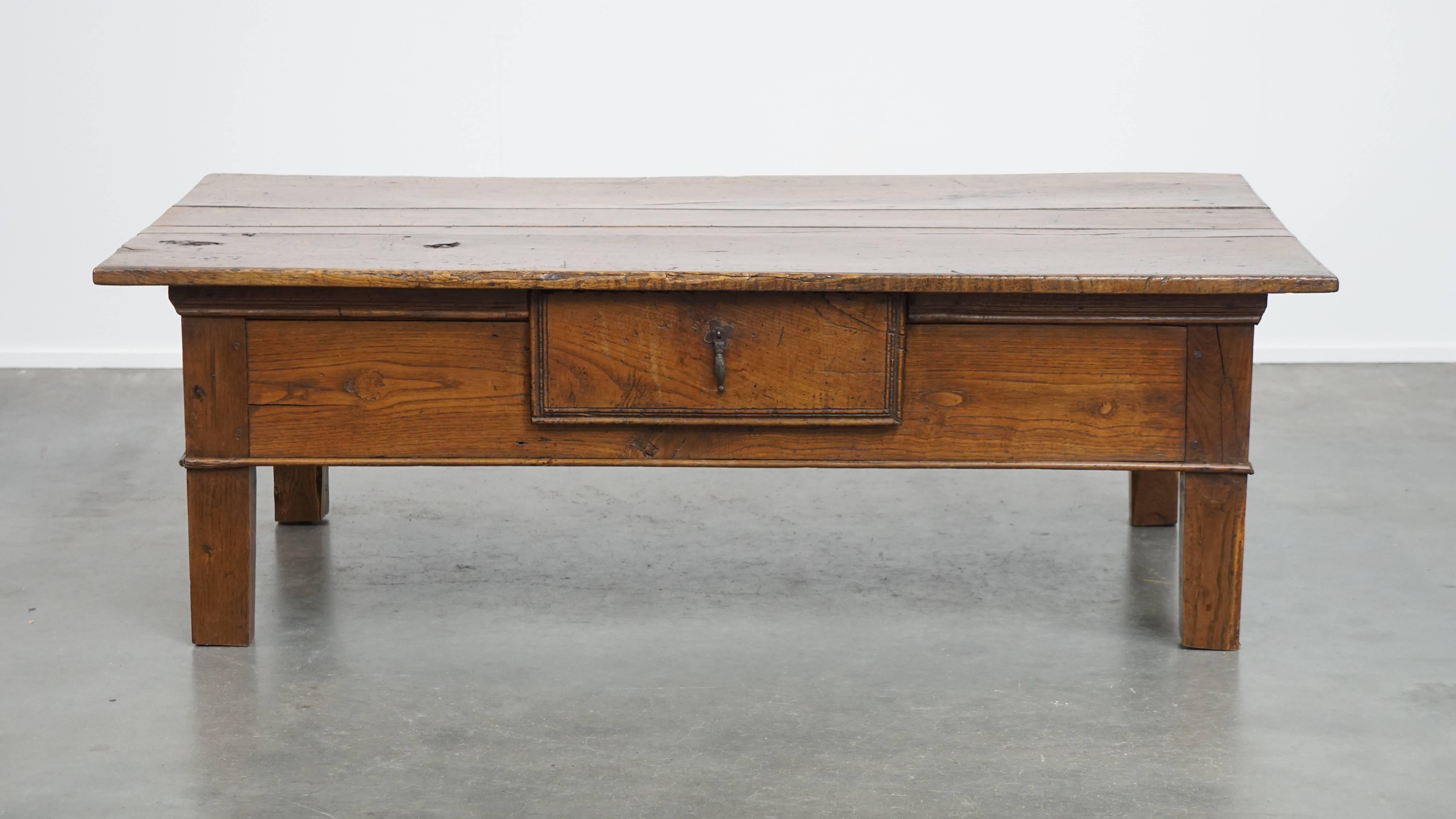 Nous vous proposons cette très belle table basse ancienne d'Europe du Sud datant du XVIIIe siècle, dotée d'une superbe patine.

Cette table basse impressionnante et robuste est originaire du sud de l'Europe et date du 18e siècle. Au fil des ans, il