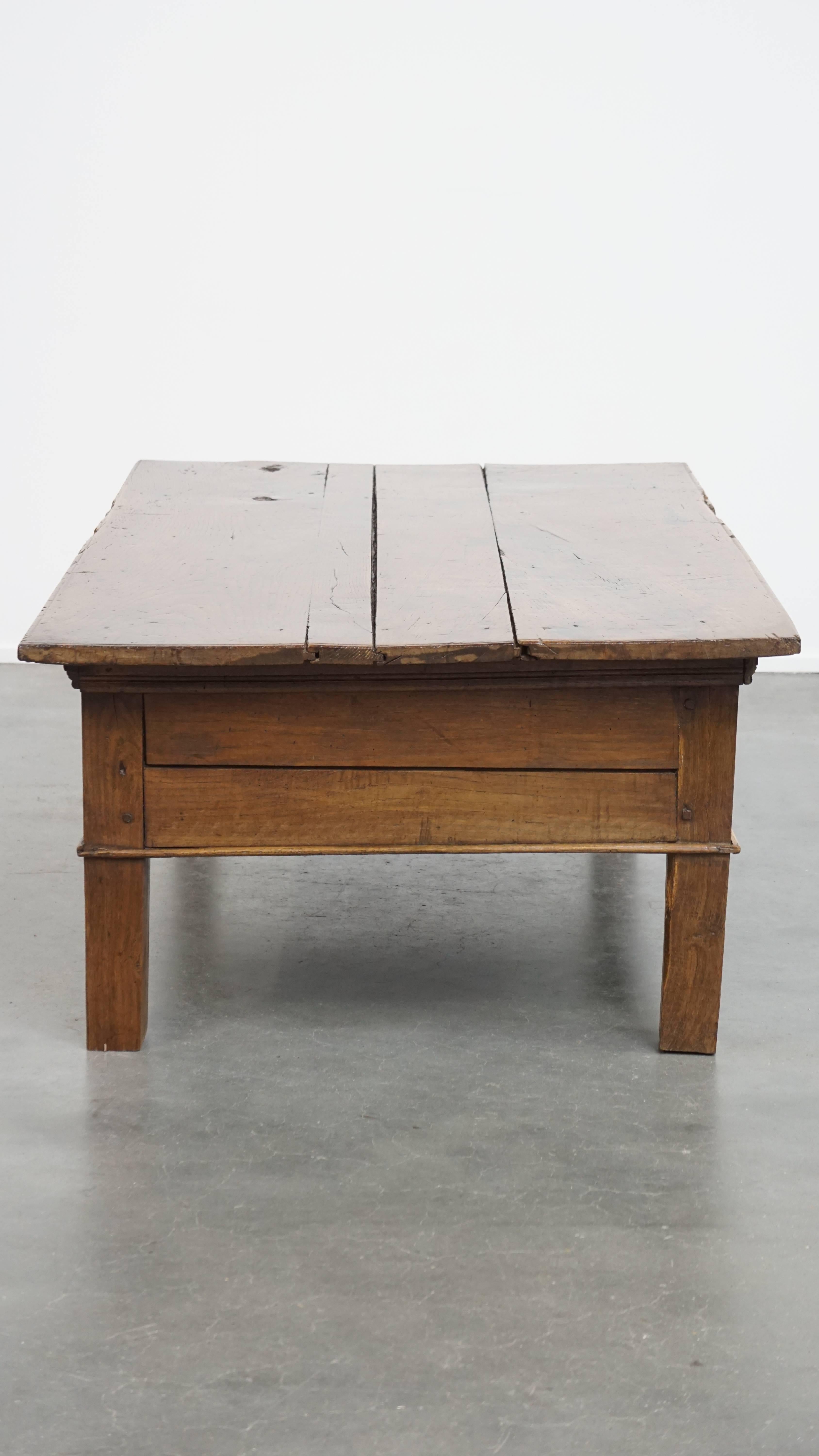 Ancienne table basse du sud de l'Europe du 18e siècle Bon état - En vente à Harderwijk, NL