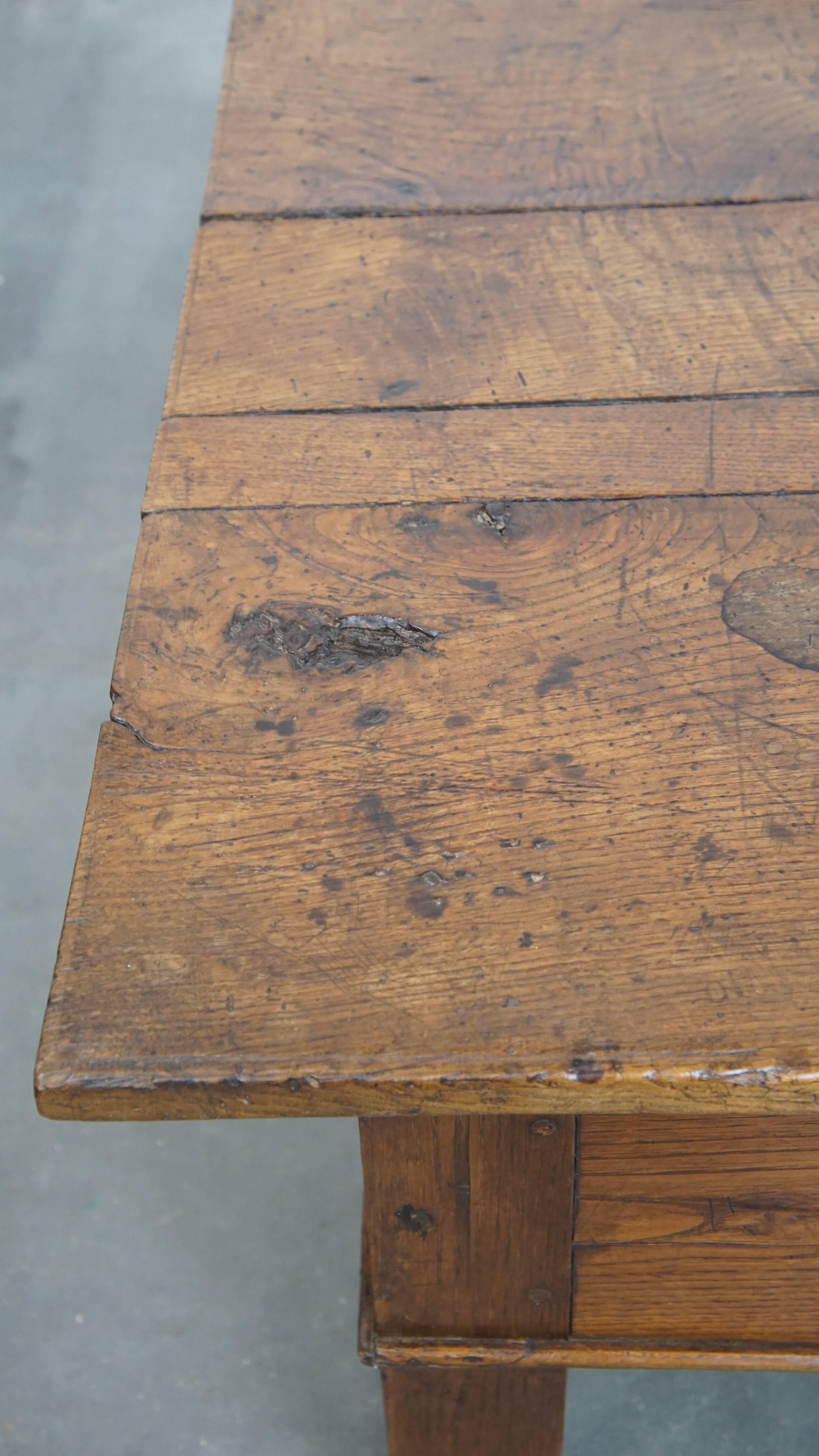 Bois Ancienne table basse du sud de l'Europe du 18e siècle en vente
