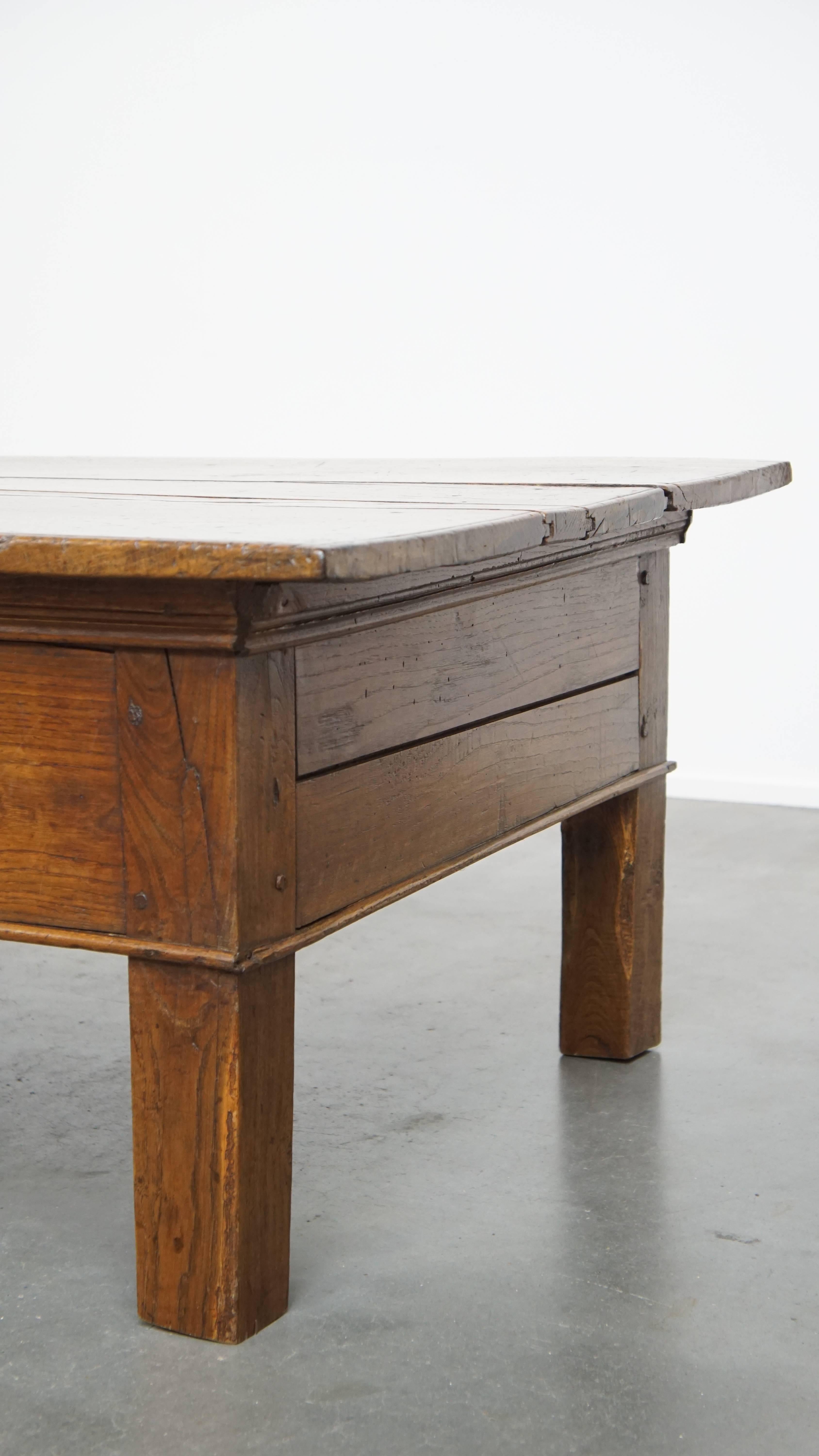 Ancienne table basse du sud de l'Europe du 18e siècle en vente 2