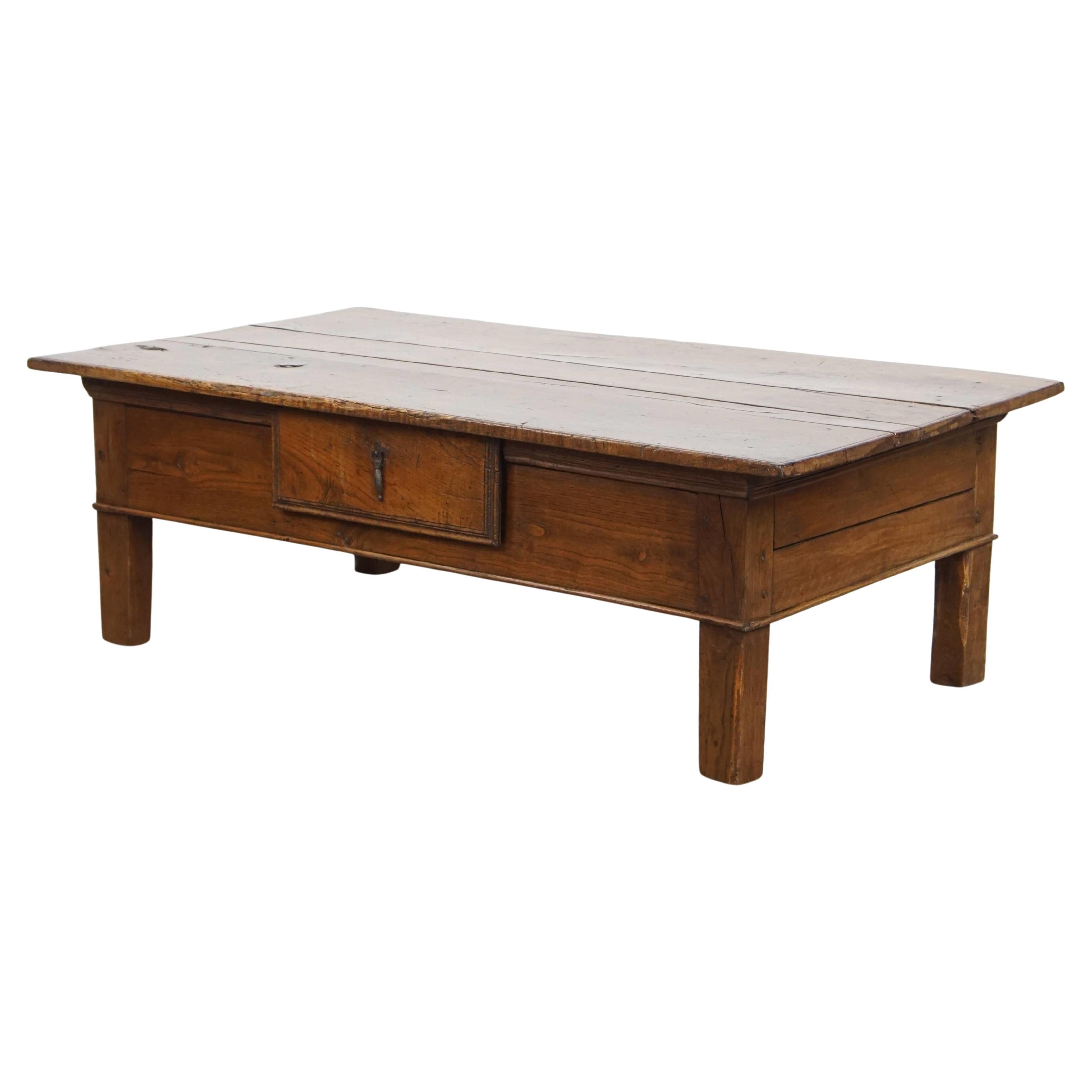 Ancienne table basse du sud de l'Europe du 18e siècle en vente