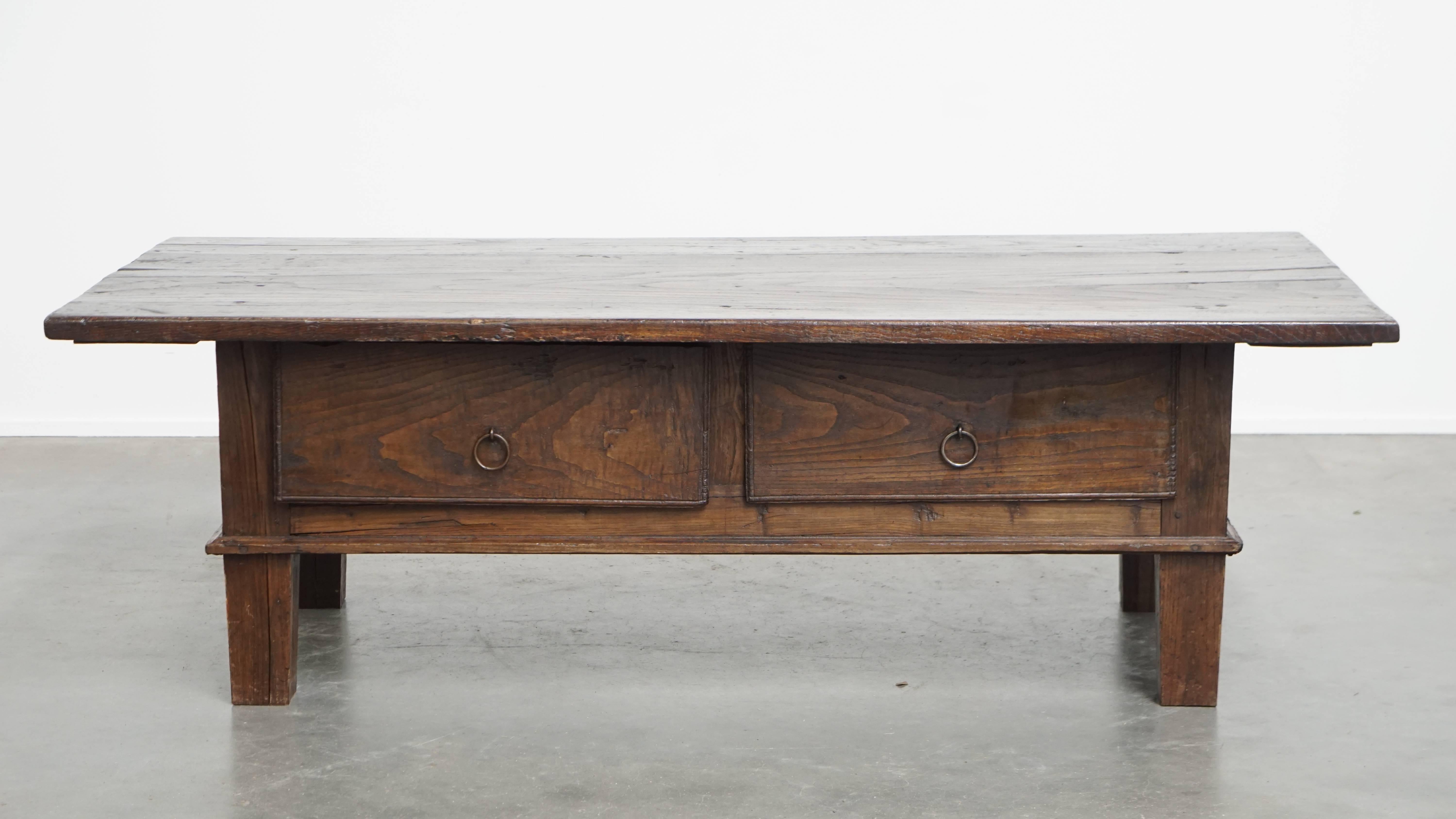 Offered here is this robust and characterful antique Southern European coffee table from the late 18th century, crafted from chestnut wood. This wonderful and timeless piece has acquired a beautiful patina over the years. Whether placed in a classic