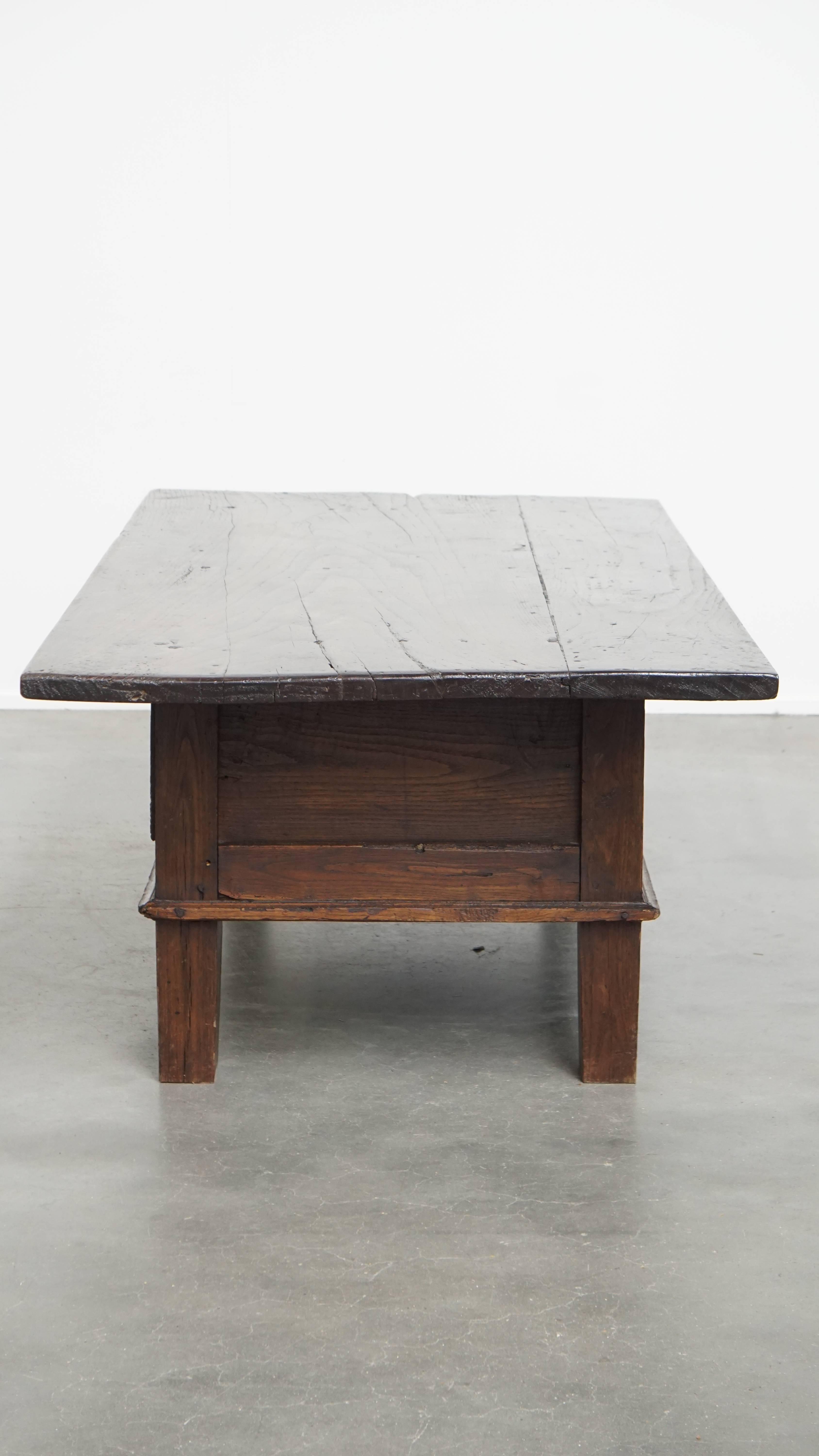 Antique Southern European coffee table from the late 18th century In Fair Condition For Sale In Harderwijk, NL