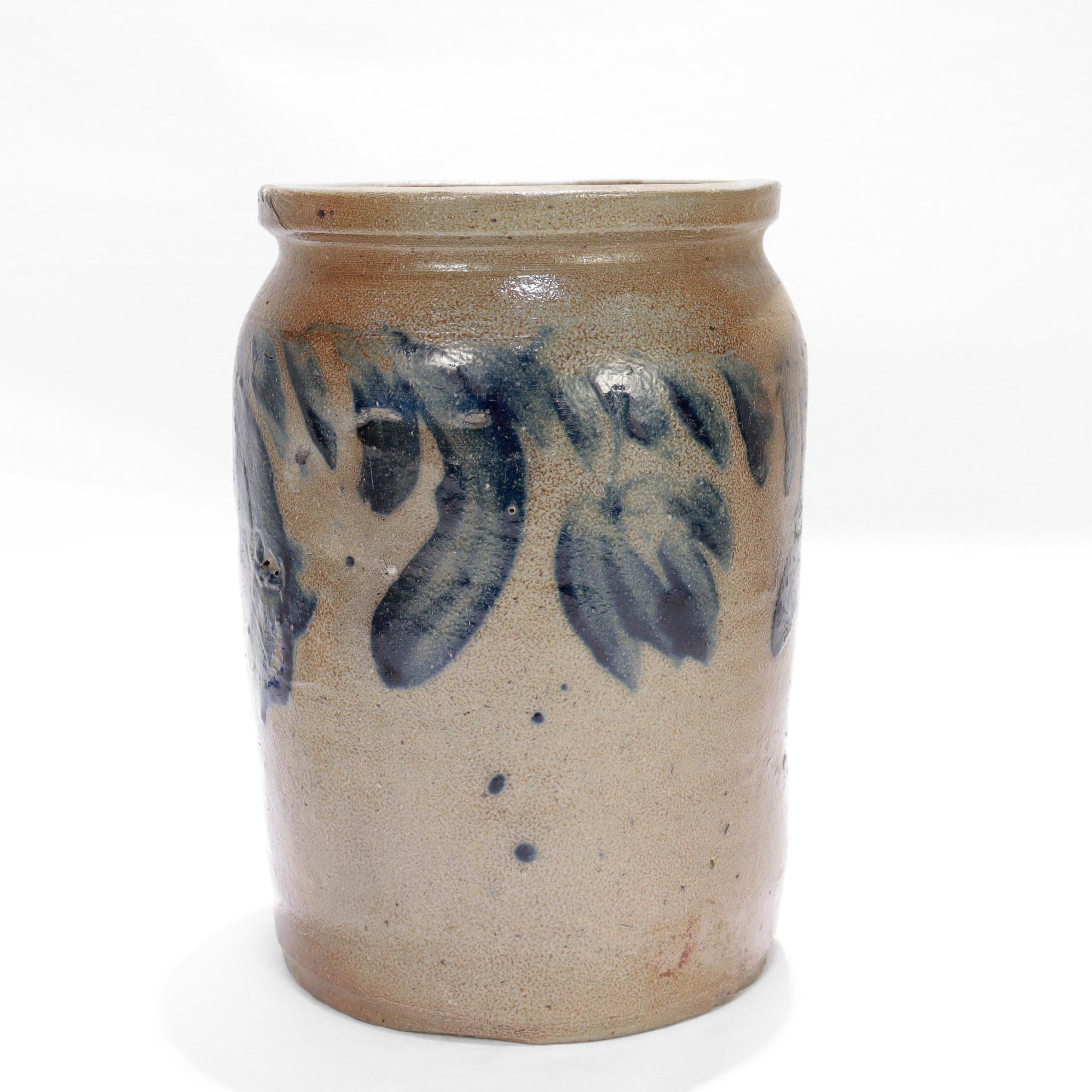 Antike Southern/Mid-Atlantic 1/2 Gal blau dekoriert Salz glasiert Steingut Crock (Volkskunst) im Angebot
