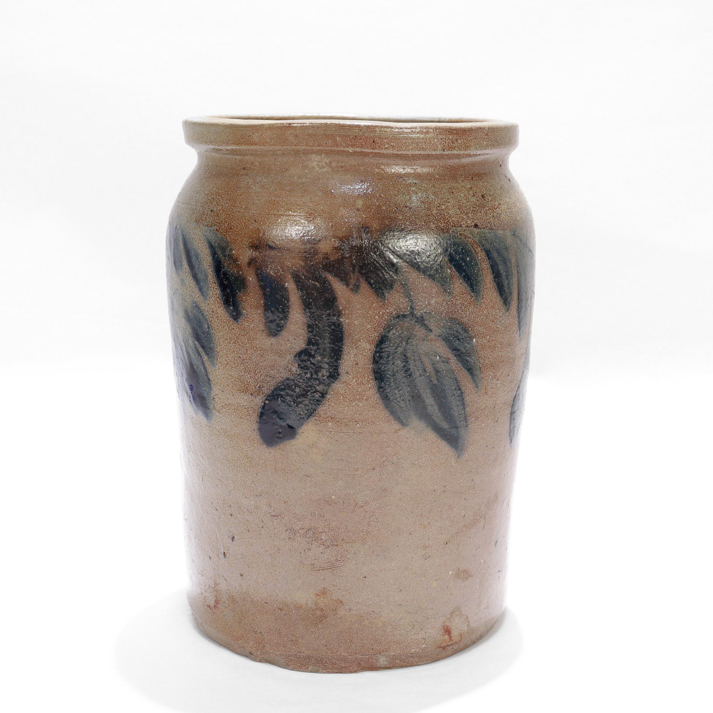 Antike Southern/Mid-Atlantic 1/2 Gal blau dekoriert Salz glasiert Steingut Crock (amerikanisch) im Angebot