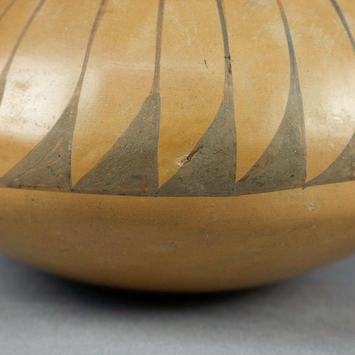 Southwest Native American Indian Acoma Stylized Feather Pottery Vase, circa 1900 4